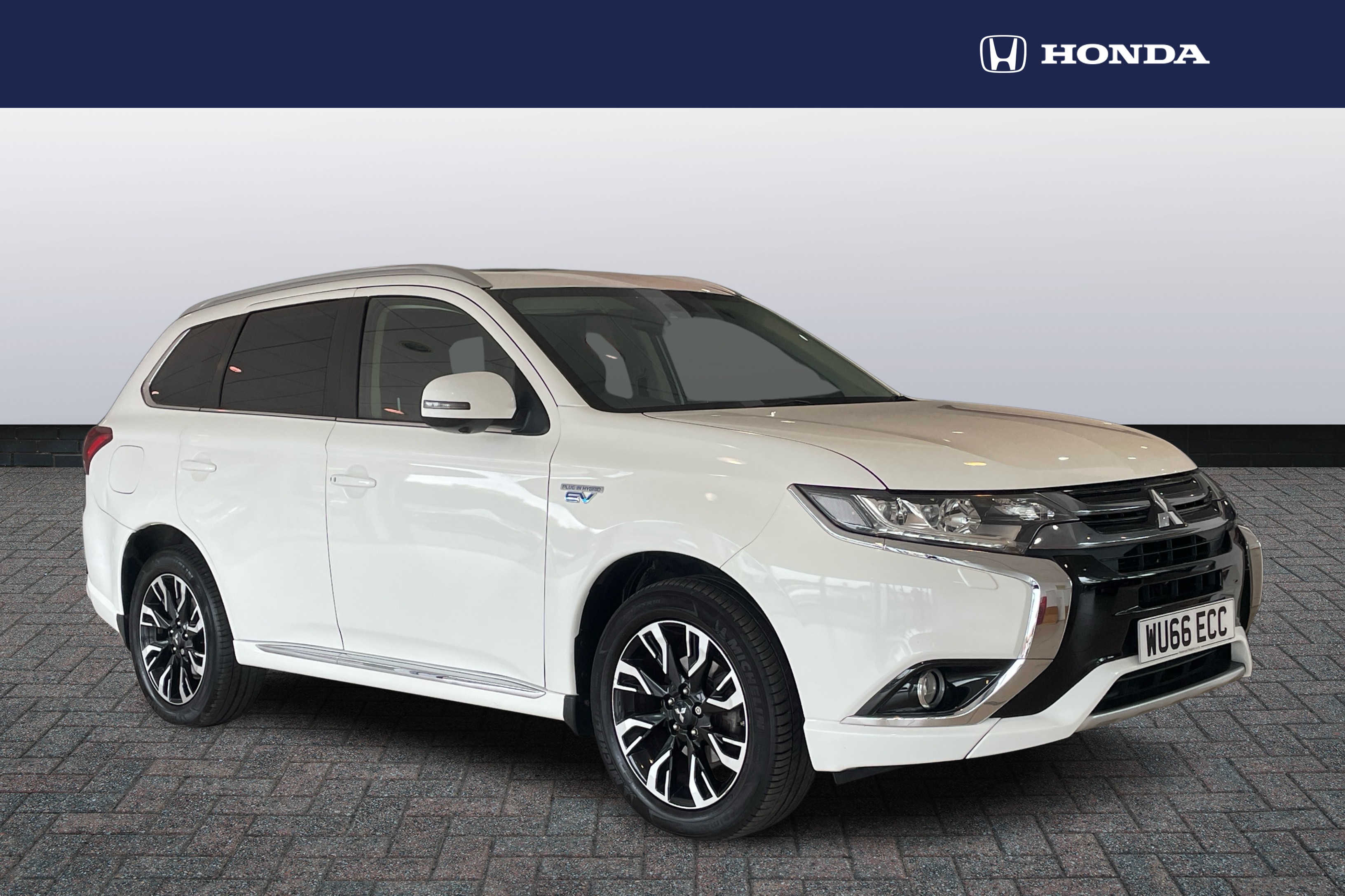 Main listing image - Mitsubishi Outlander