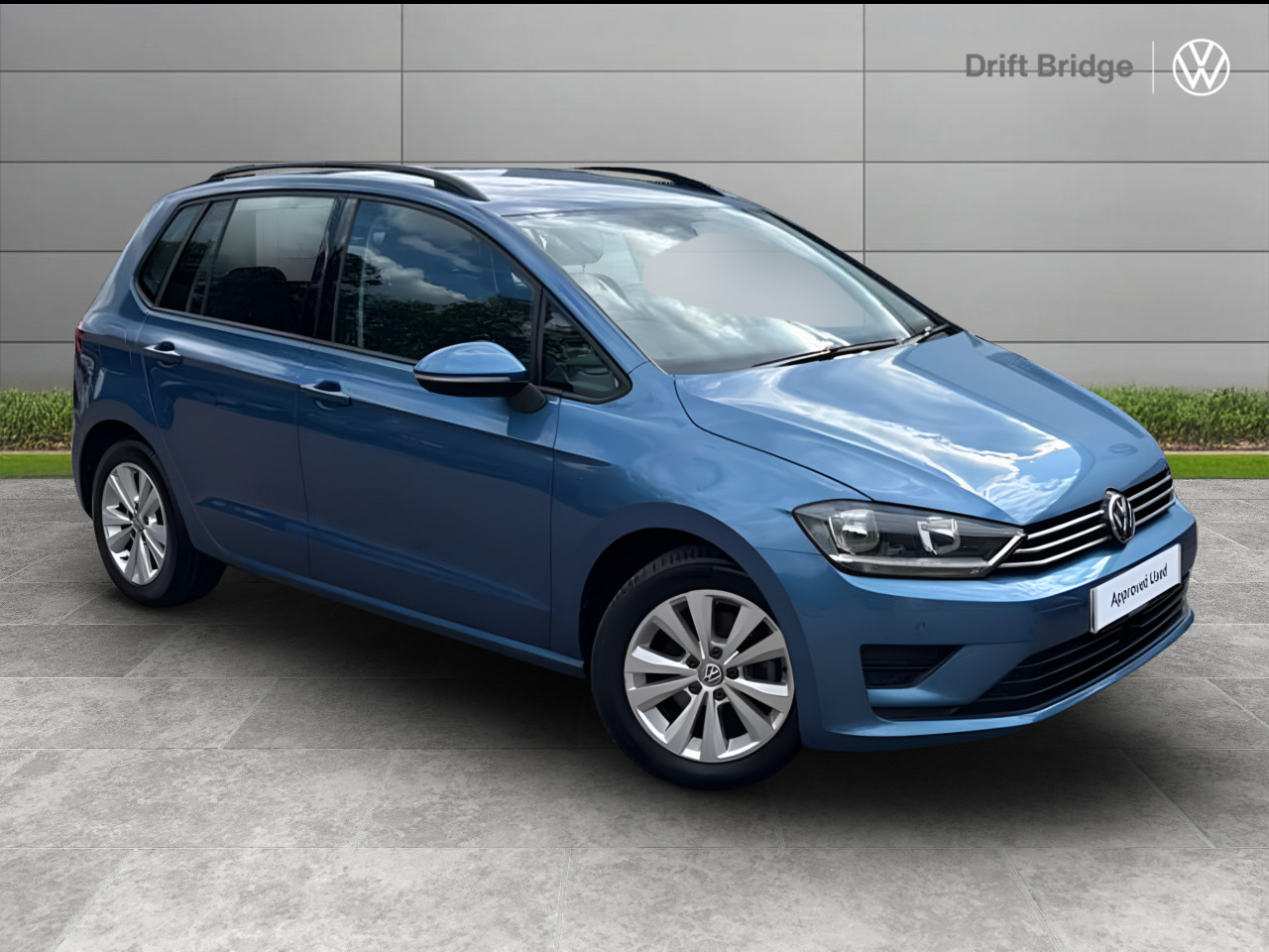 Main listing image - Volkswagen Golf SV