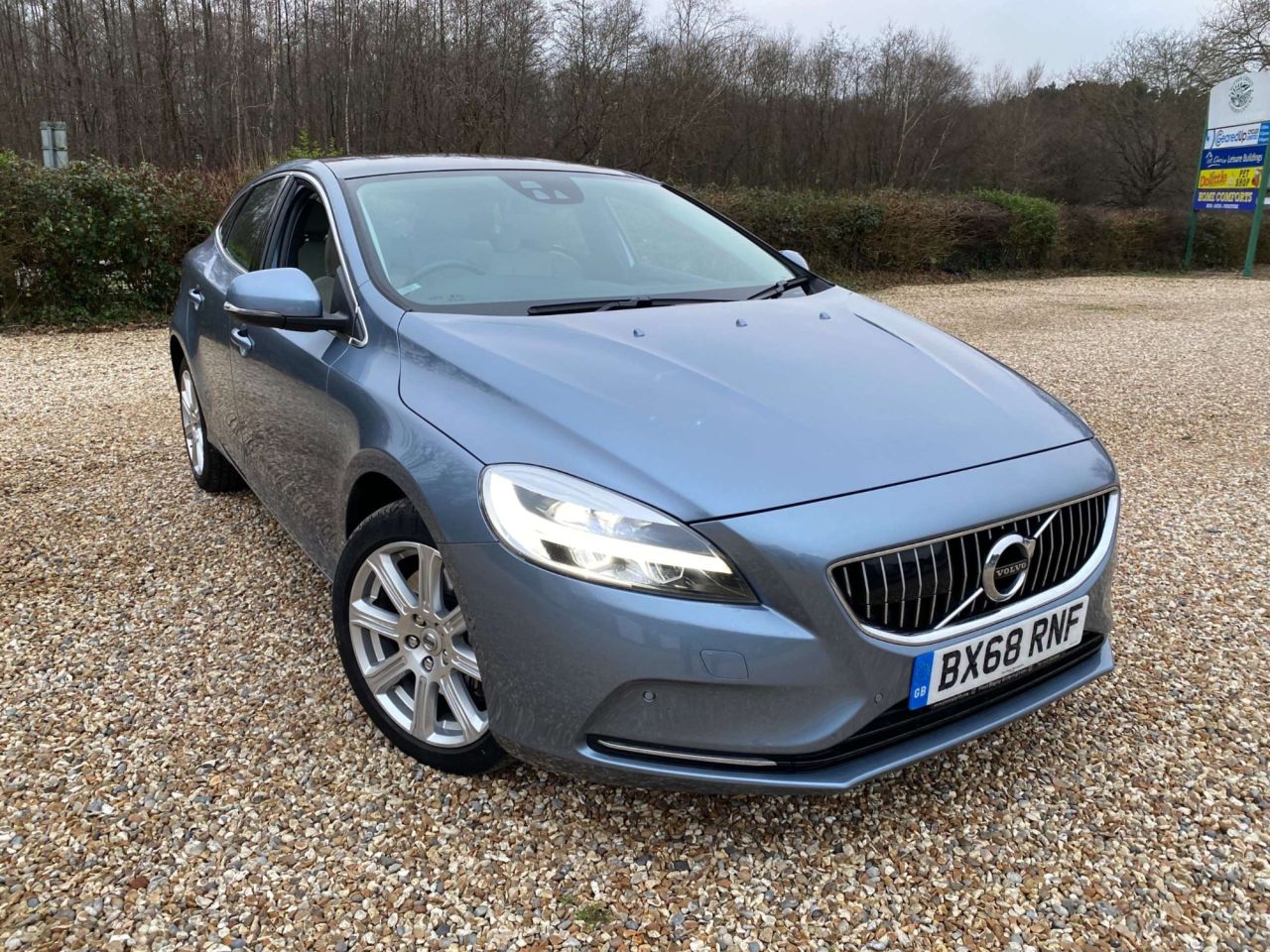 Main listing image - Volvo V40