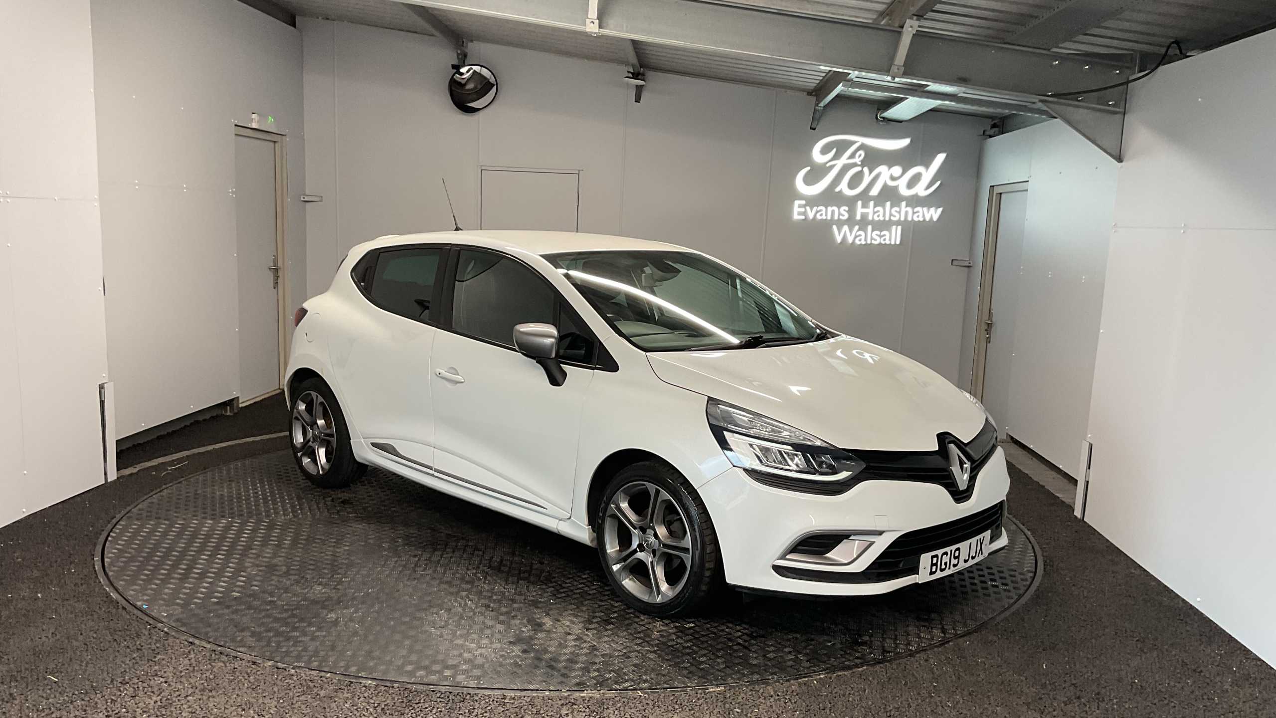Main listing image - Renault Clio