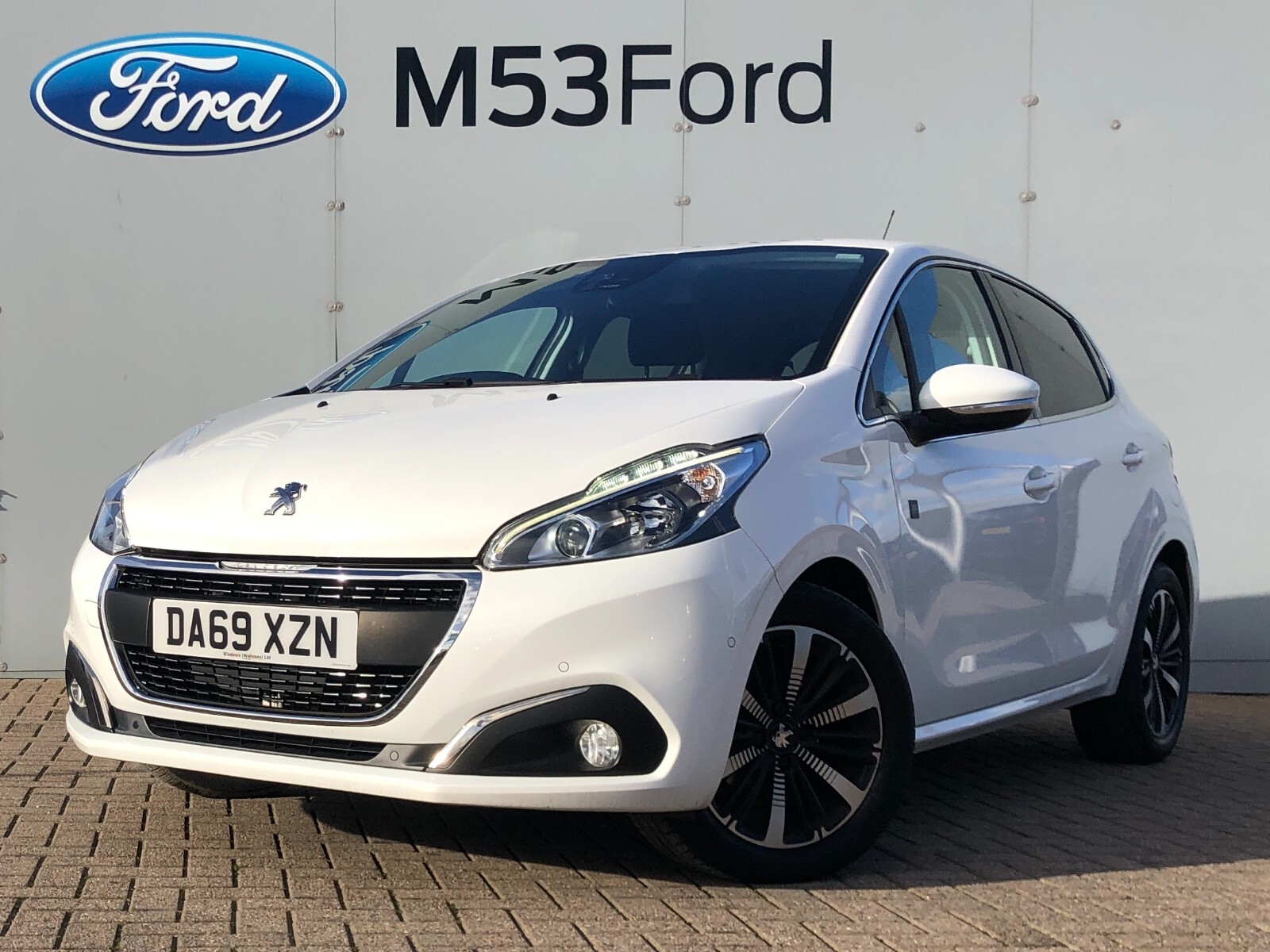 Main listing image - Peugeot 208