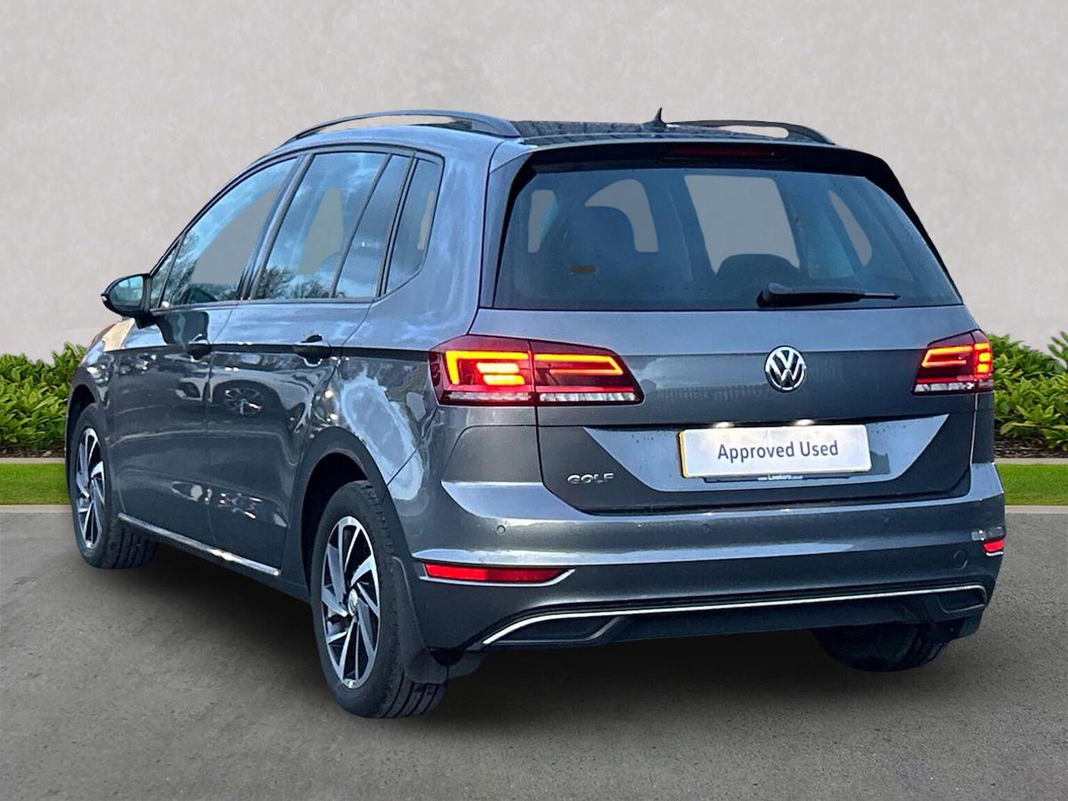 Main listing image - Volkswagen Golf SV
