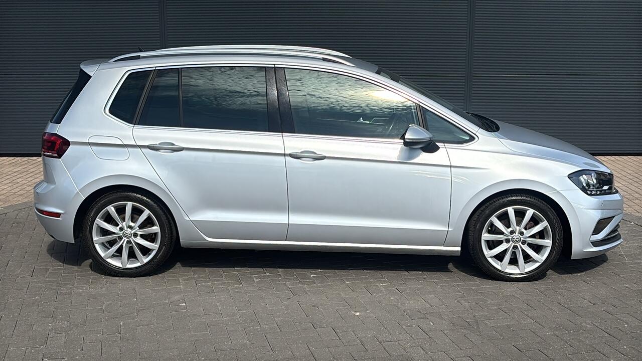 Main listing image - Volkswagen Golf SV
