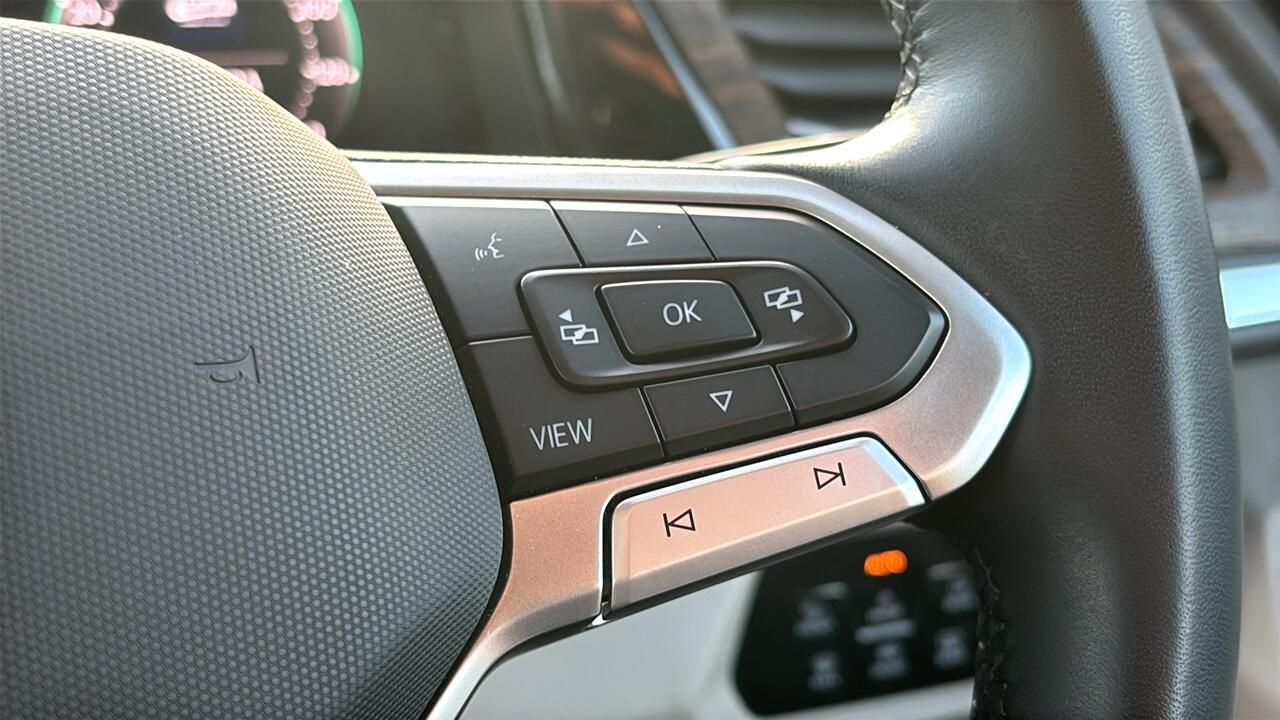 Main listing image - Volkswagen Multivan