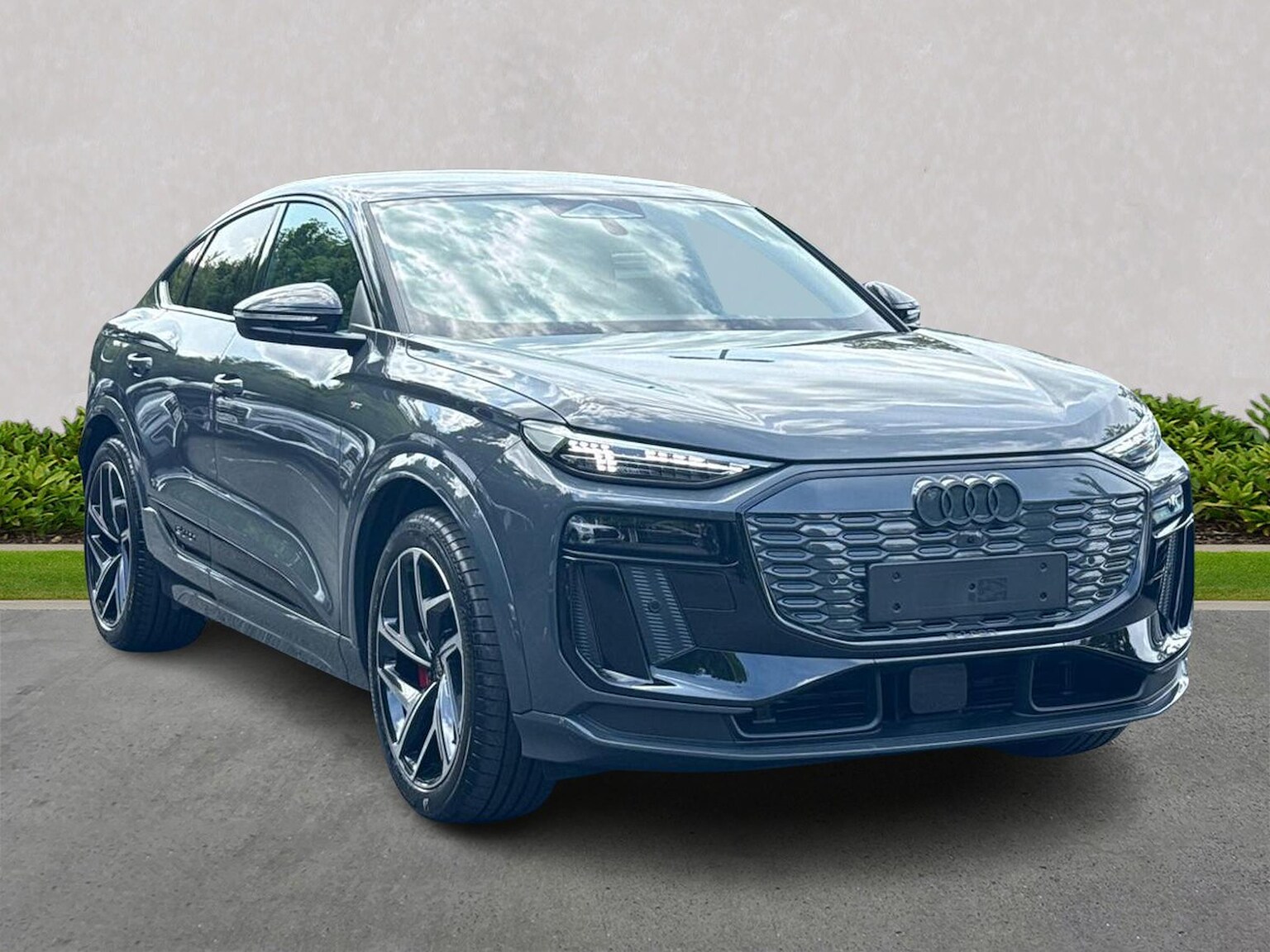 Main listing image - Audi Q6 e-tron