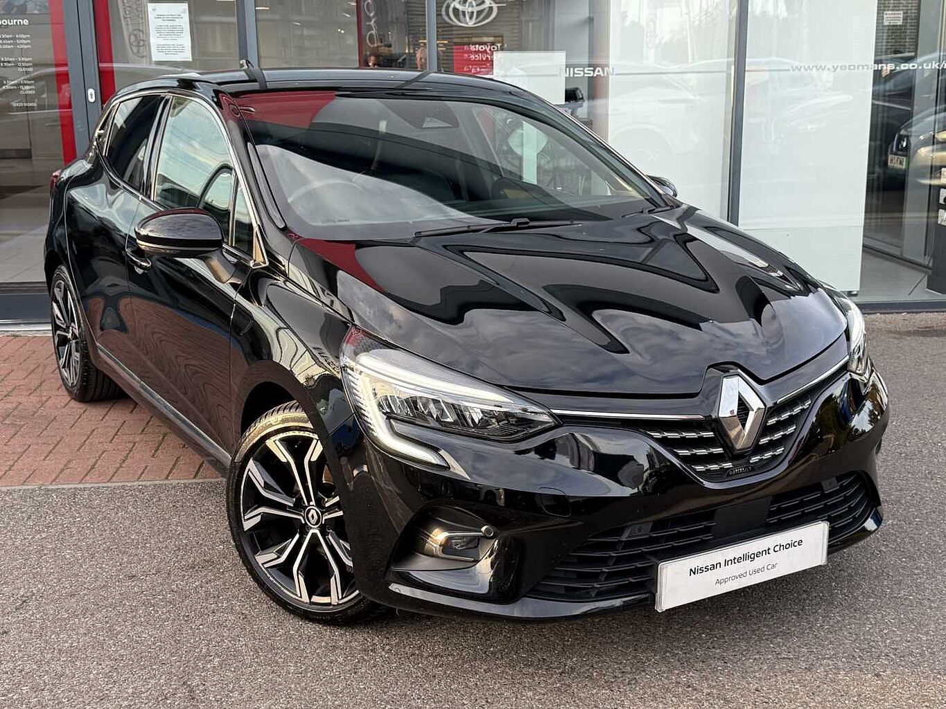 Main listing image - Renault Clio