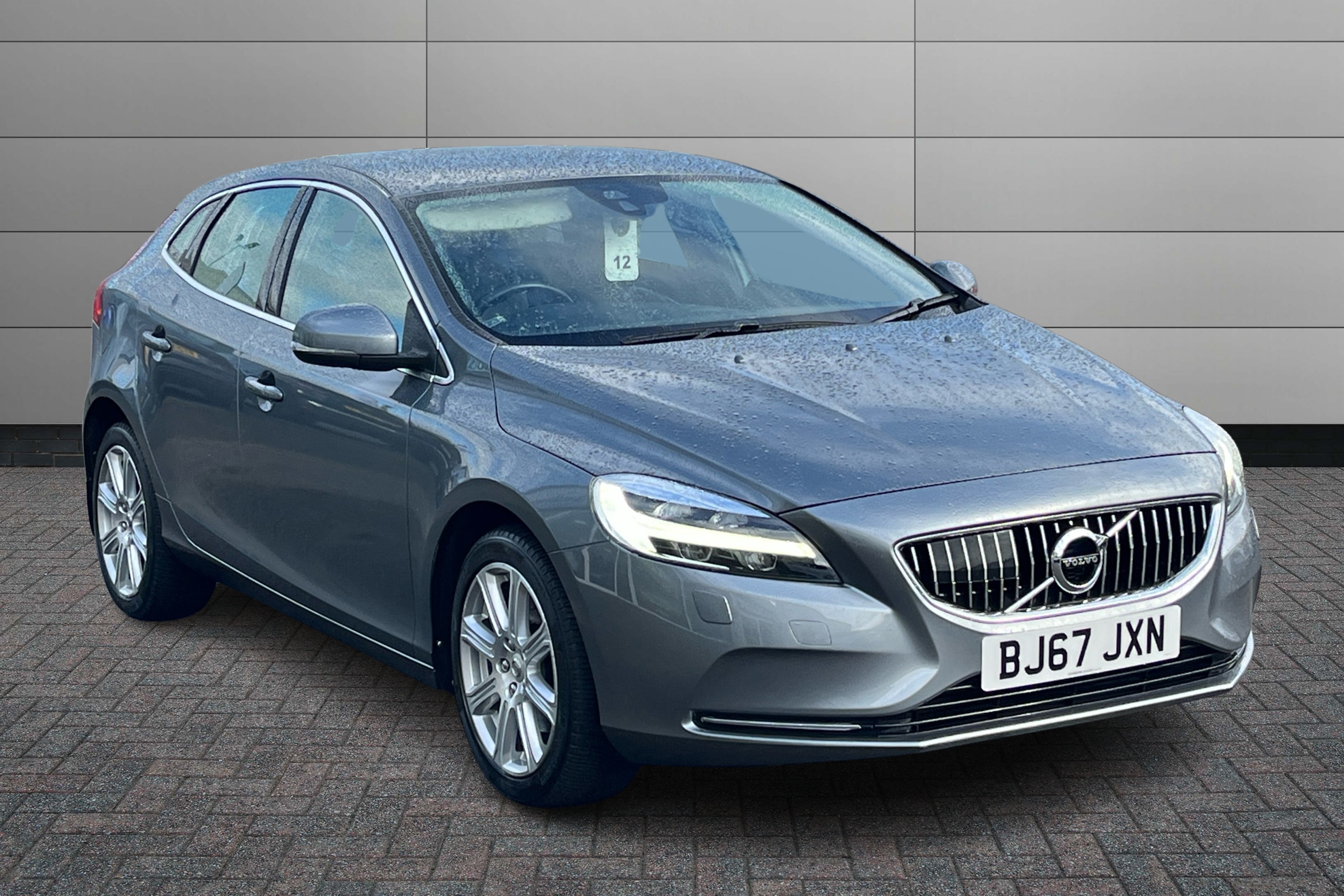 Main listing image - Volvo V40