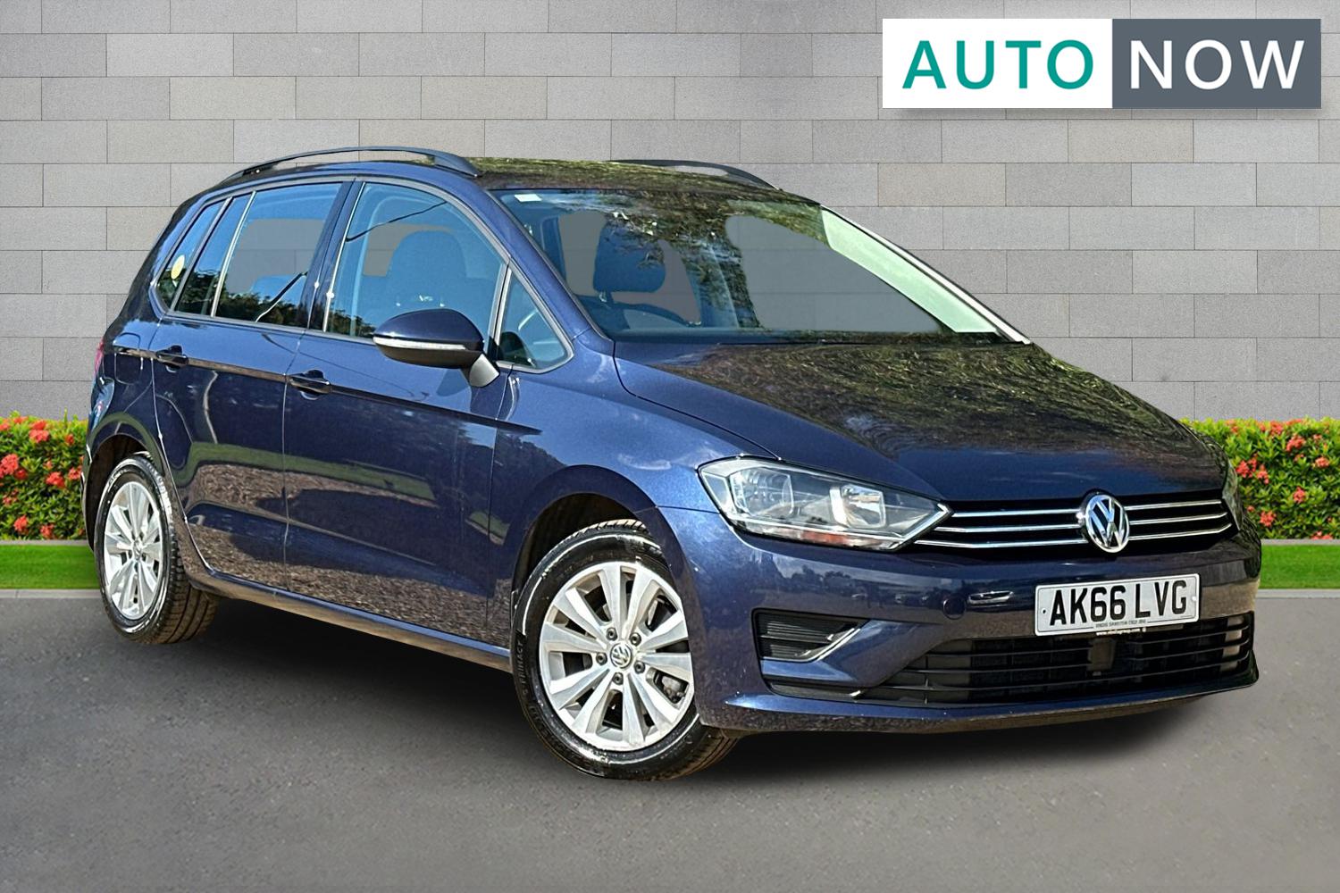 Main listing image - Volkswagen Golf SV