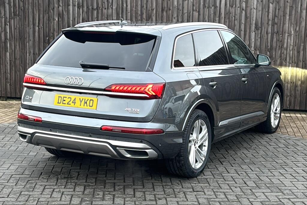 Main listing image - Audi Q7