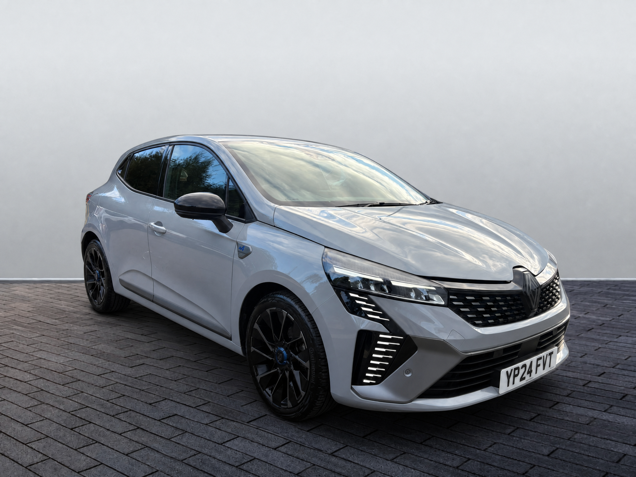 Main listing image - Renault Clio
