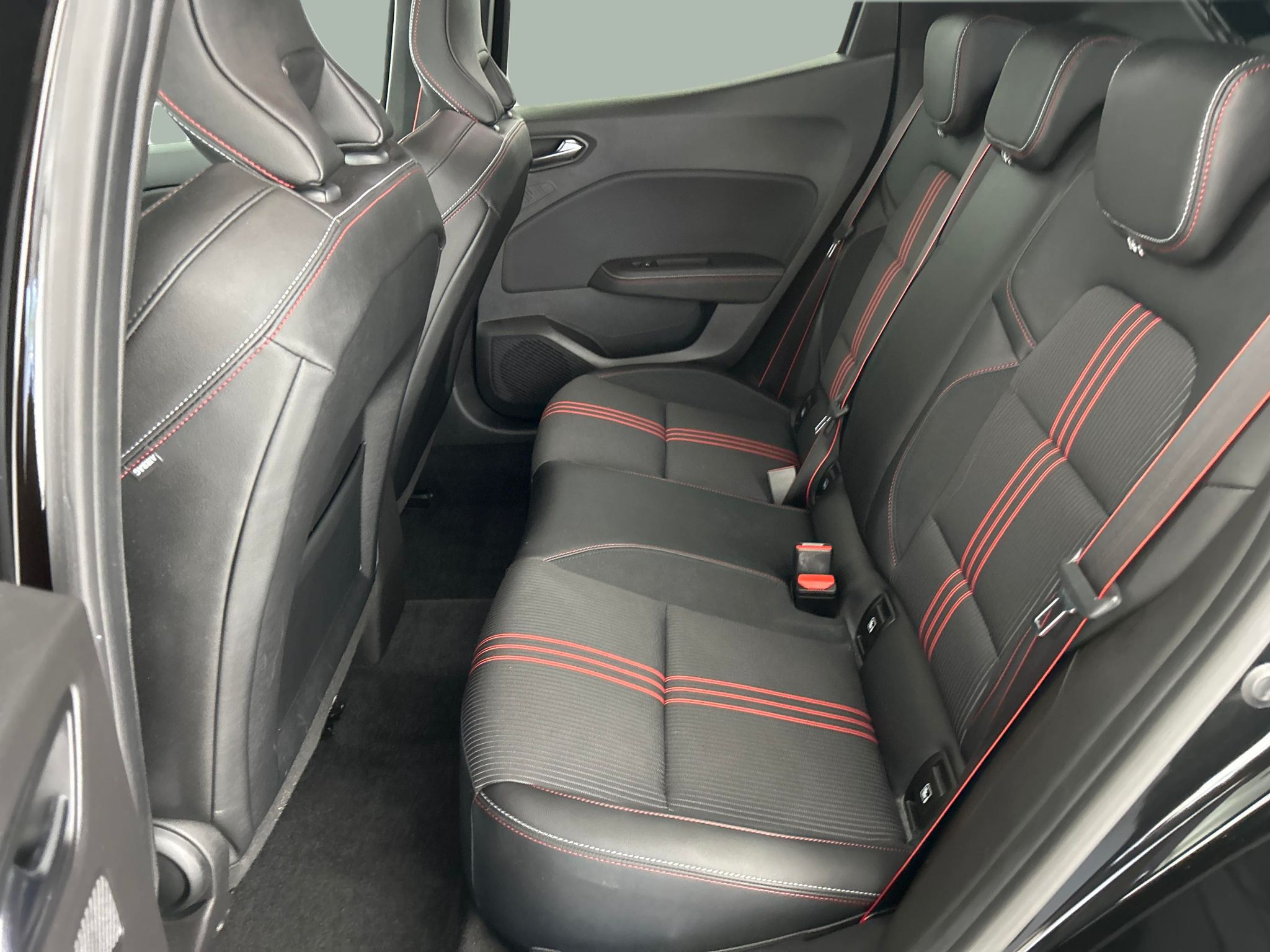 Main listing image - Renault Clio