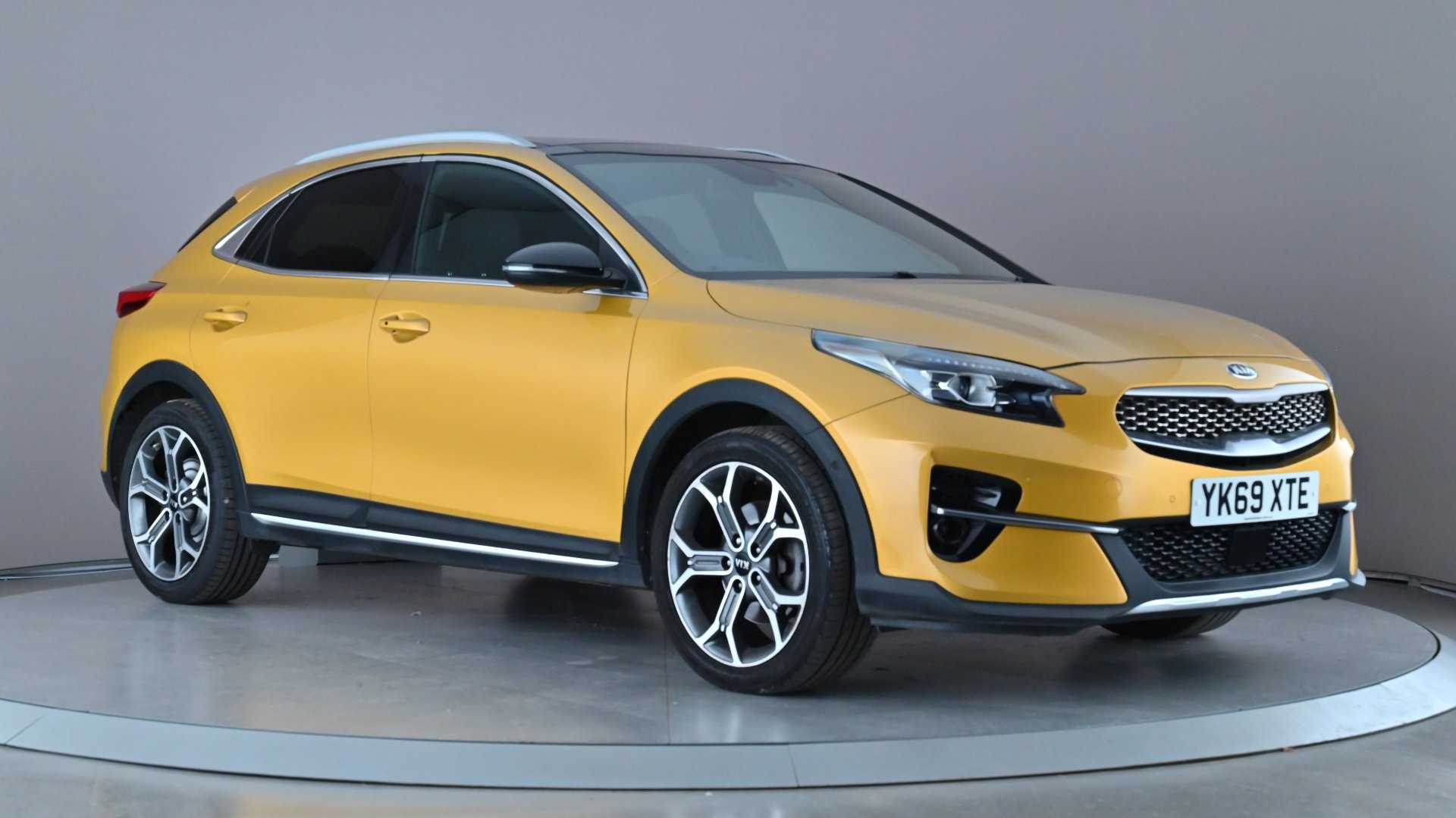 Main listing image - Kia XCeed