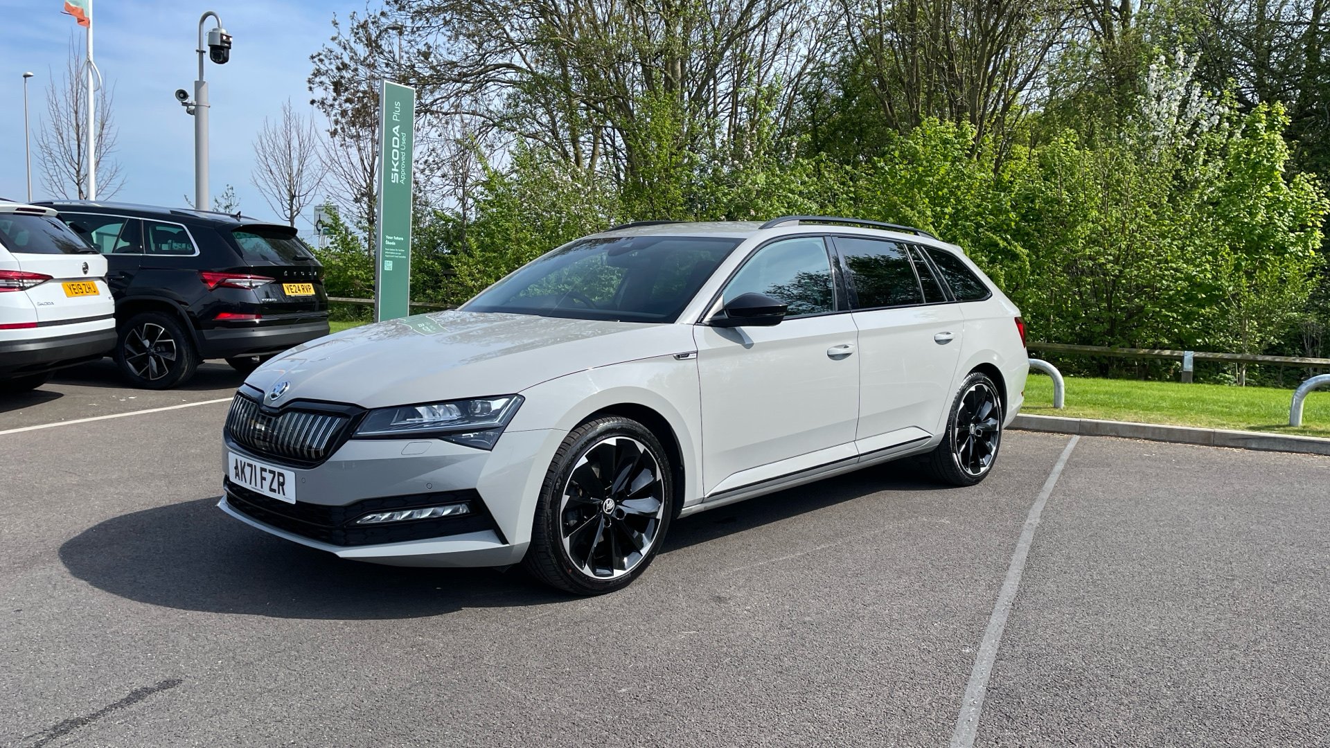 Main listing image - Skoda Superb Estate