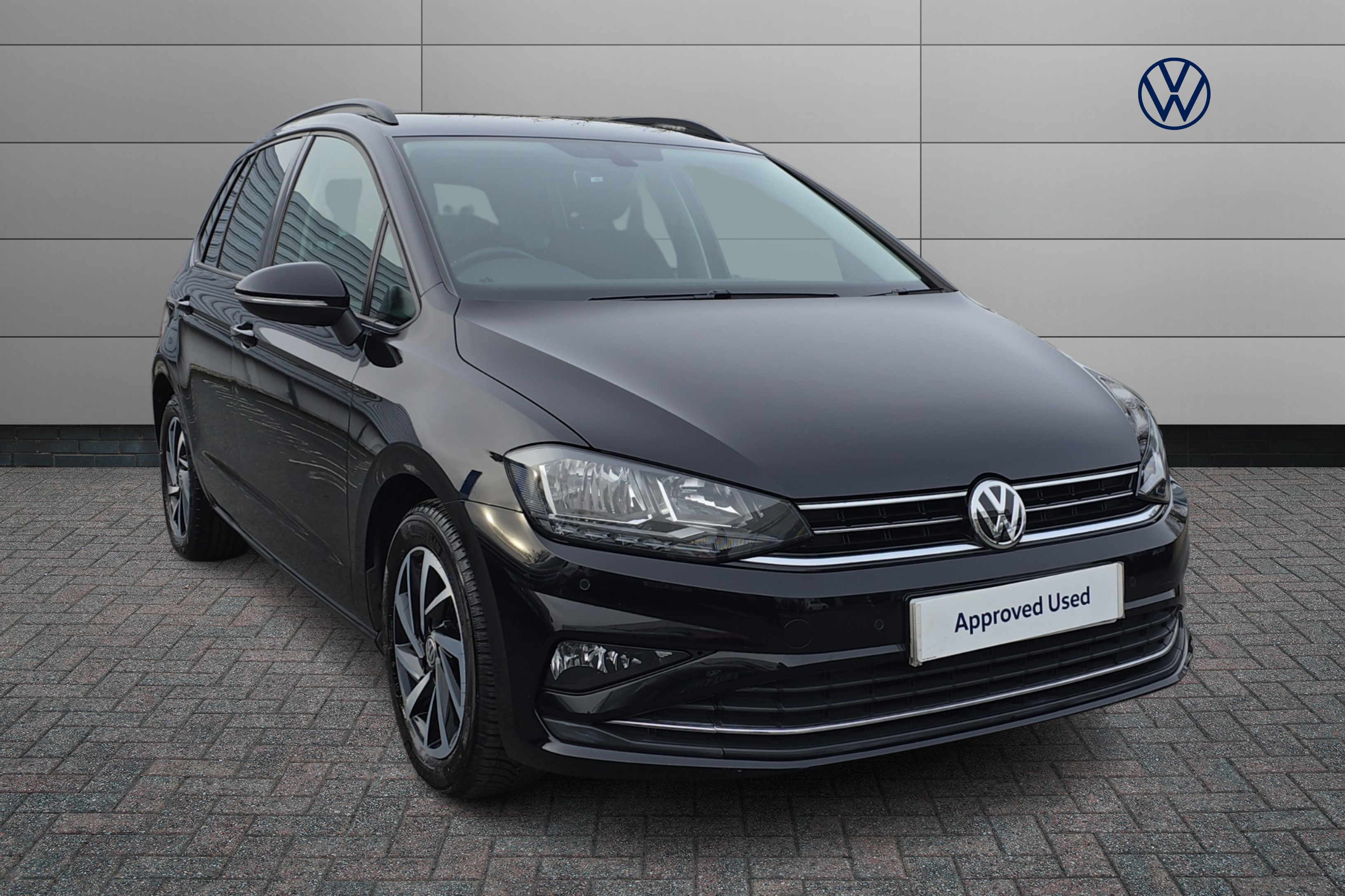 Main listing image - Volkswagen Golf SV