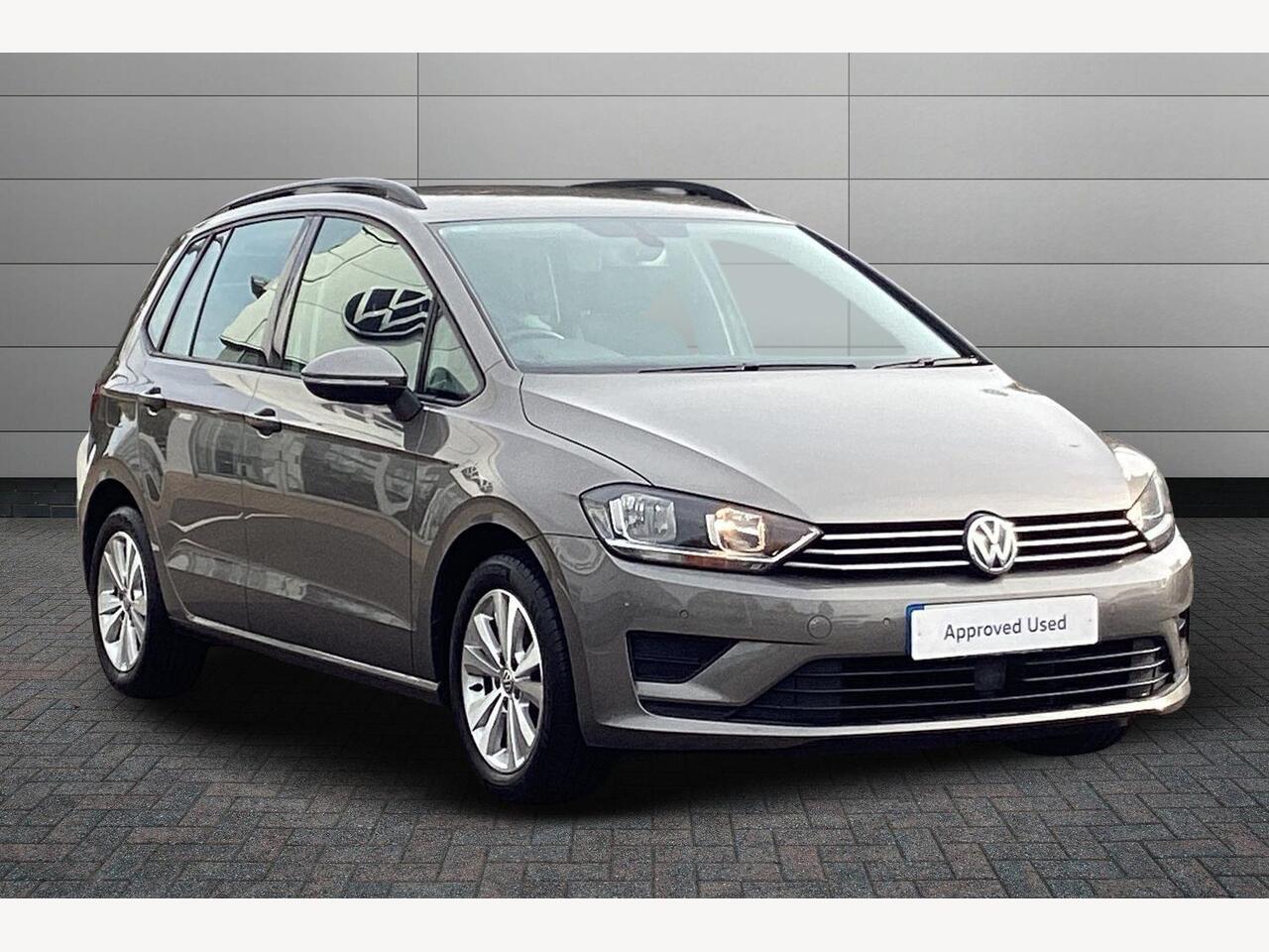 Main listing image - Volkswagen Golf SV