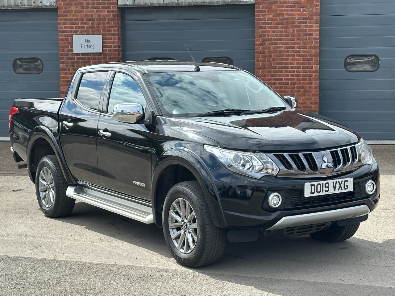 Main listing image - Mitsubishi L200