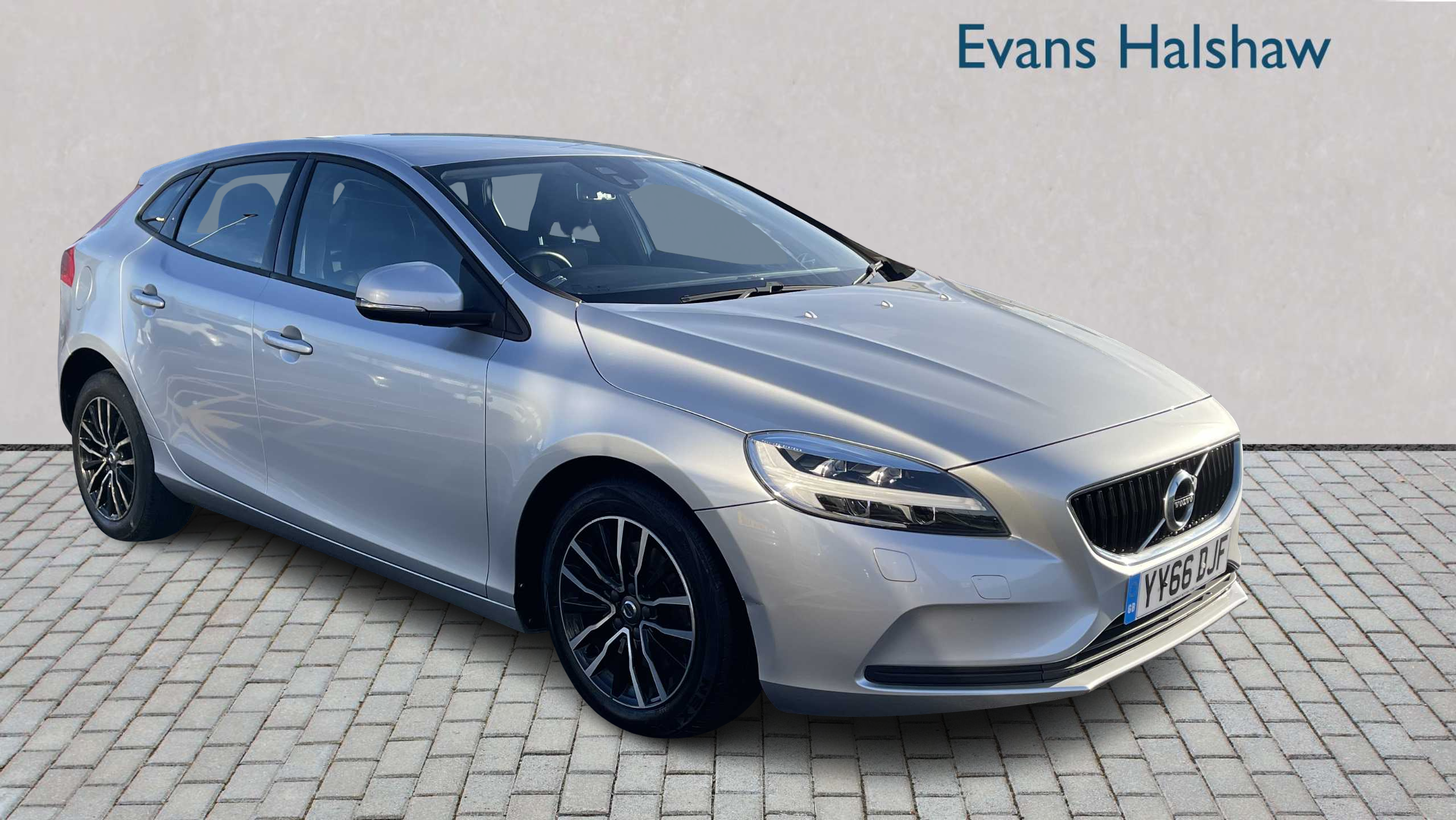 Main listing image - Volvo V40