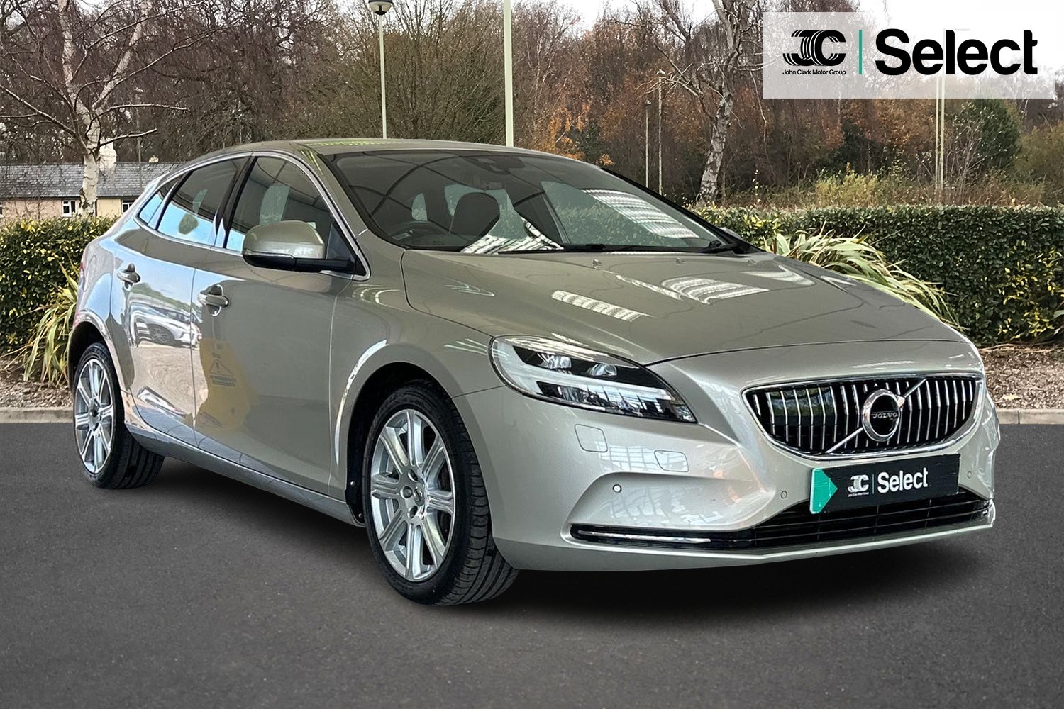 Main listing image - Volvo V40