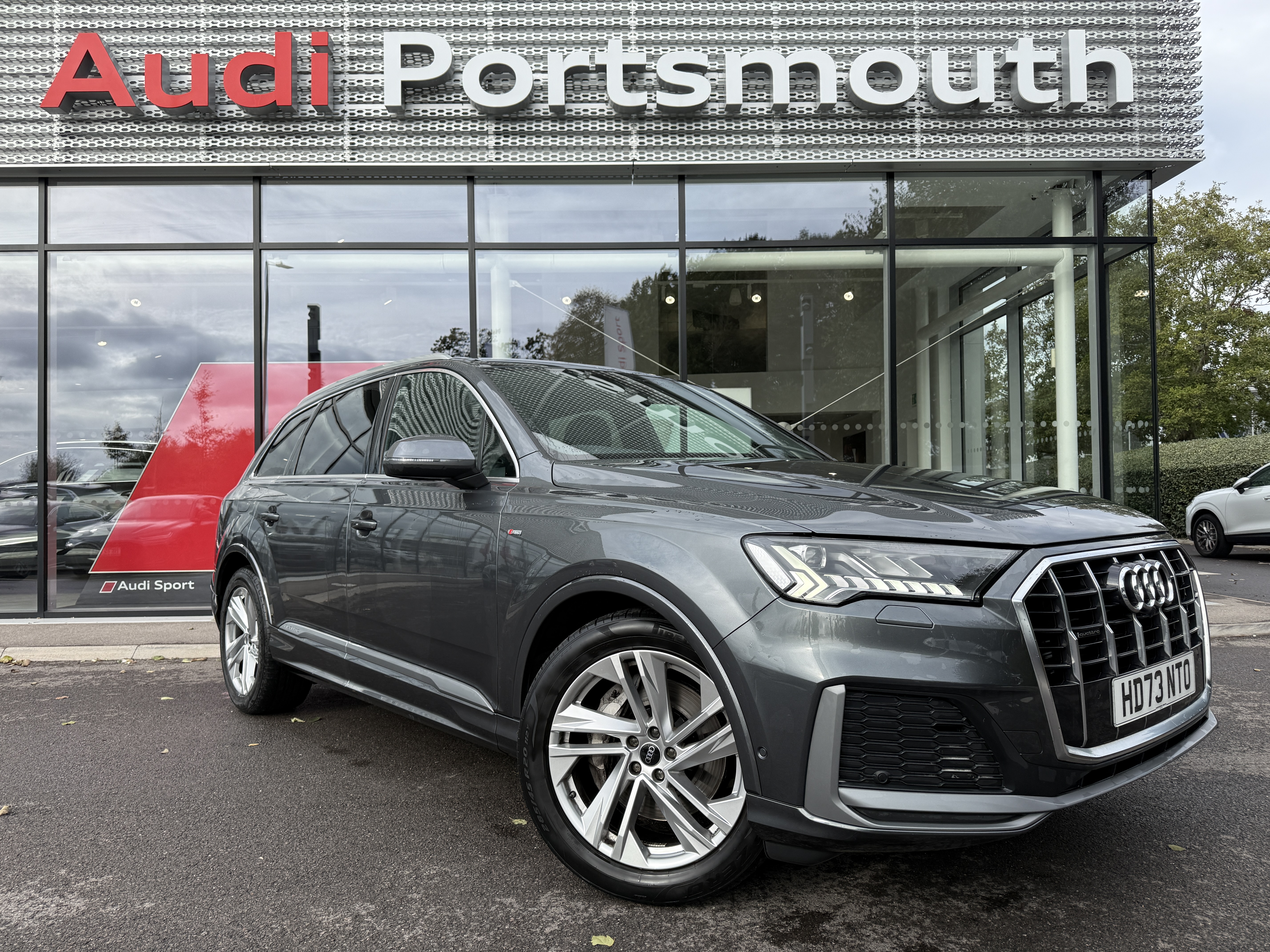 Main listing image - Audi Q7