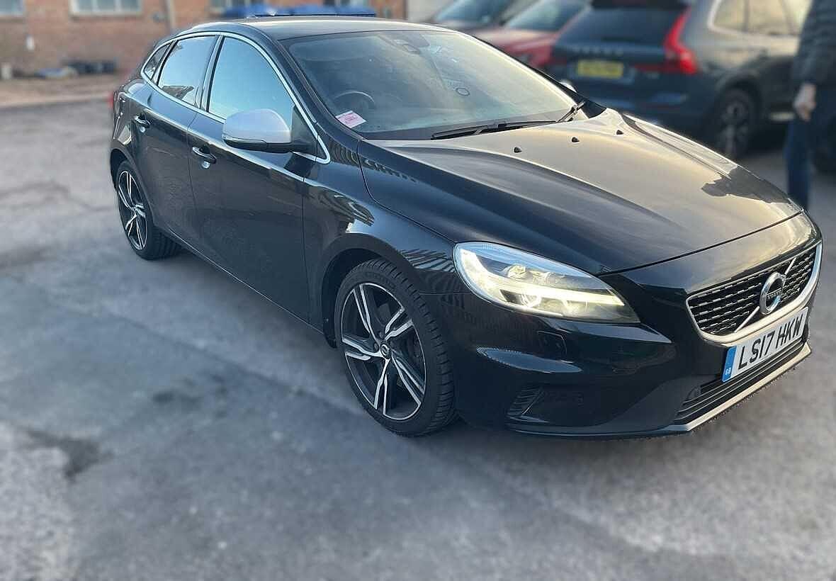 Main listing image - Volvo V40