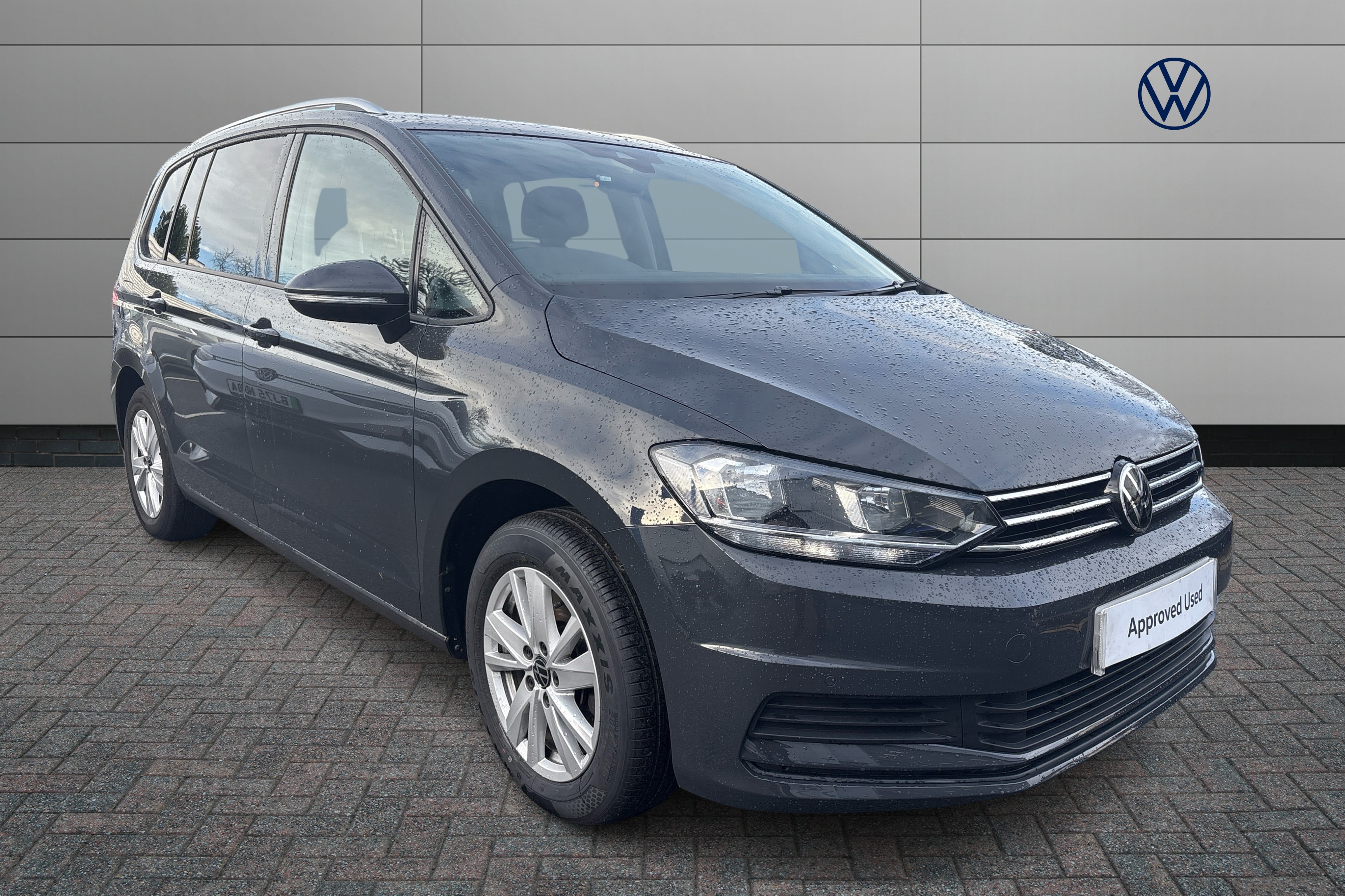 Main listing image - Volkswagen Touran
