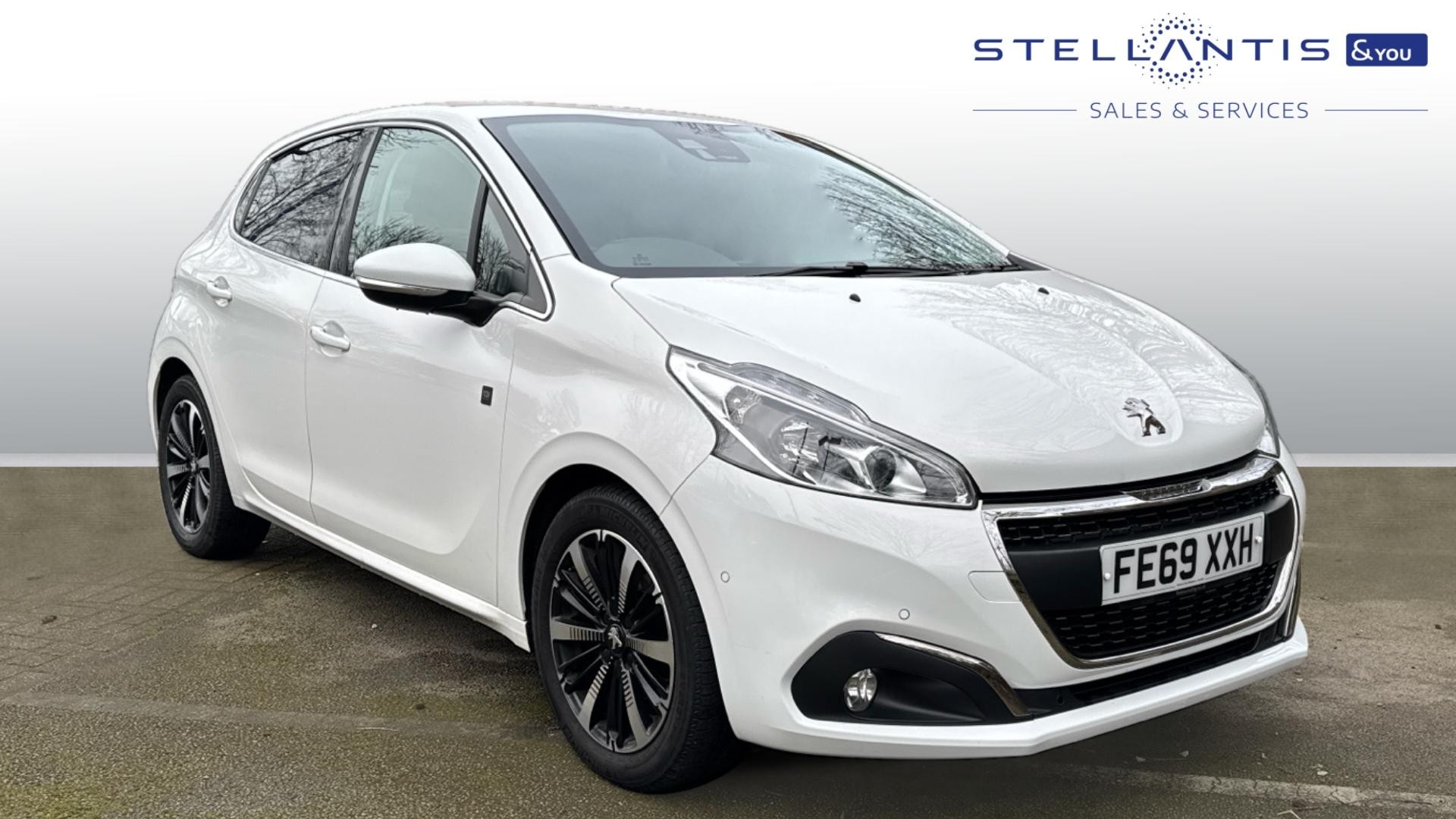 Main listing image - Peugeot 208