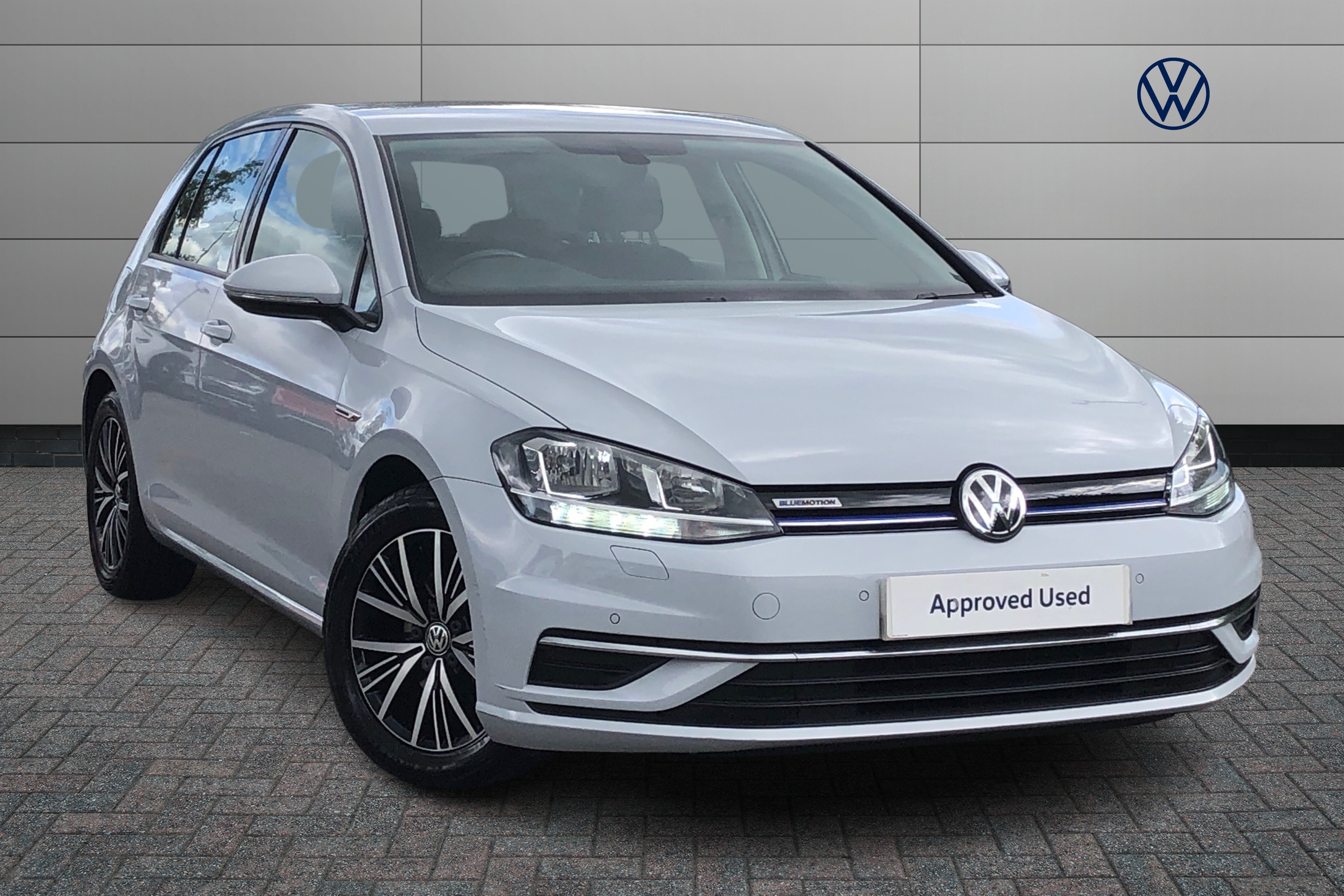 Main listing image - Volkswagen Golf