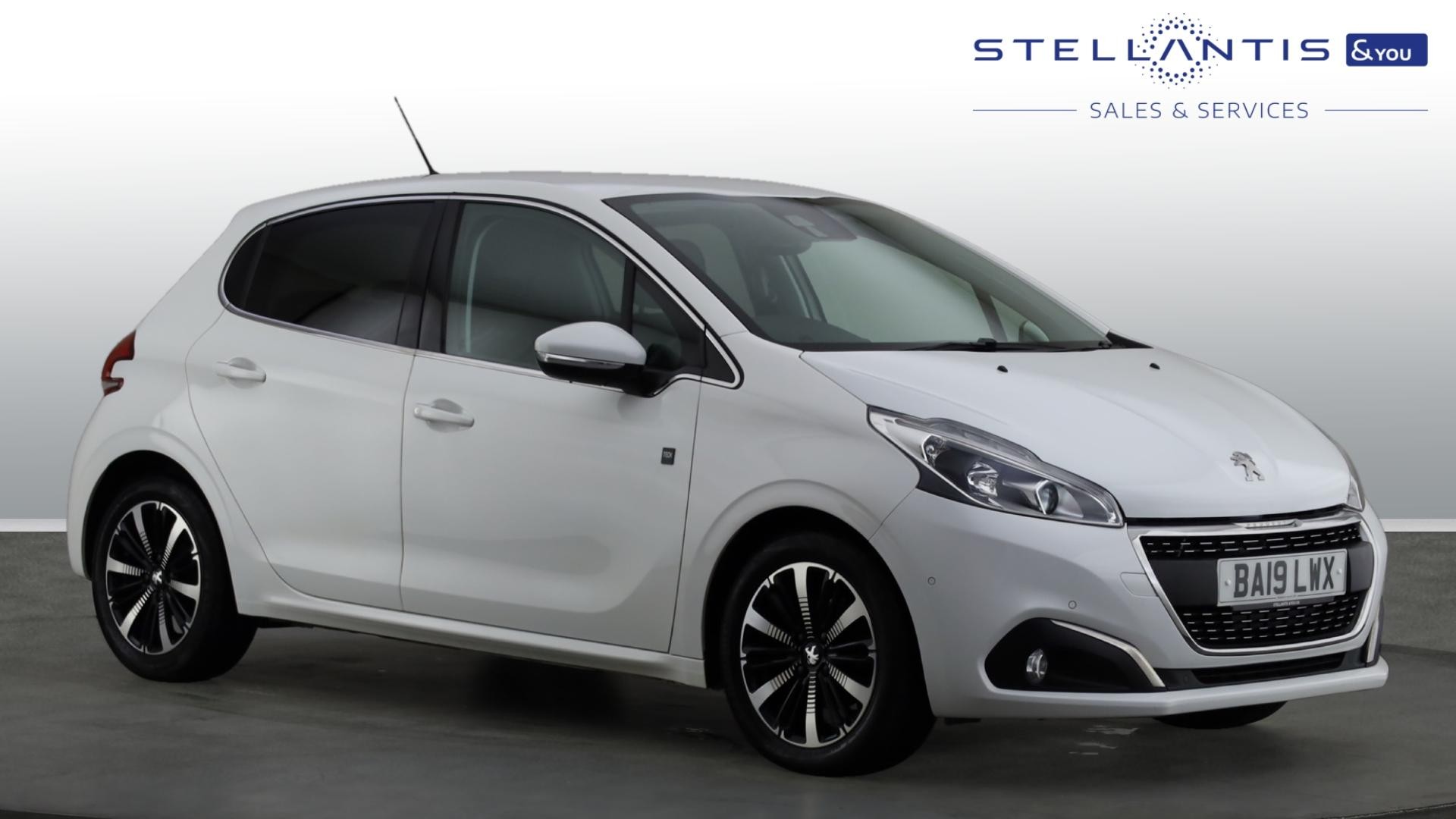 Main listing image - Peugeot 208