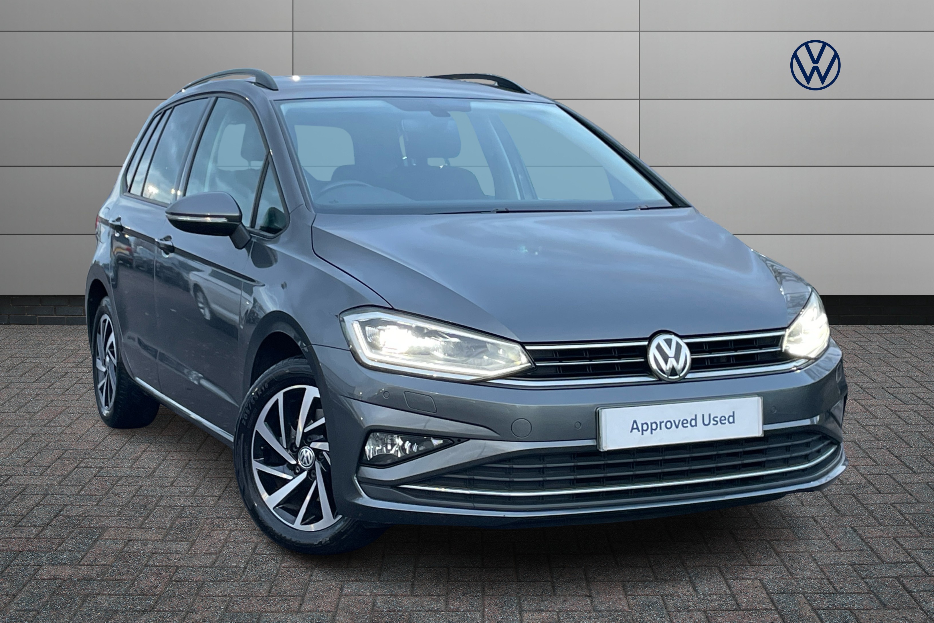 Main listing image - Volkswagen Golf SV
