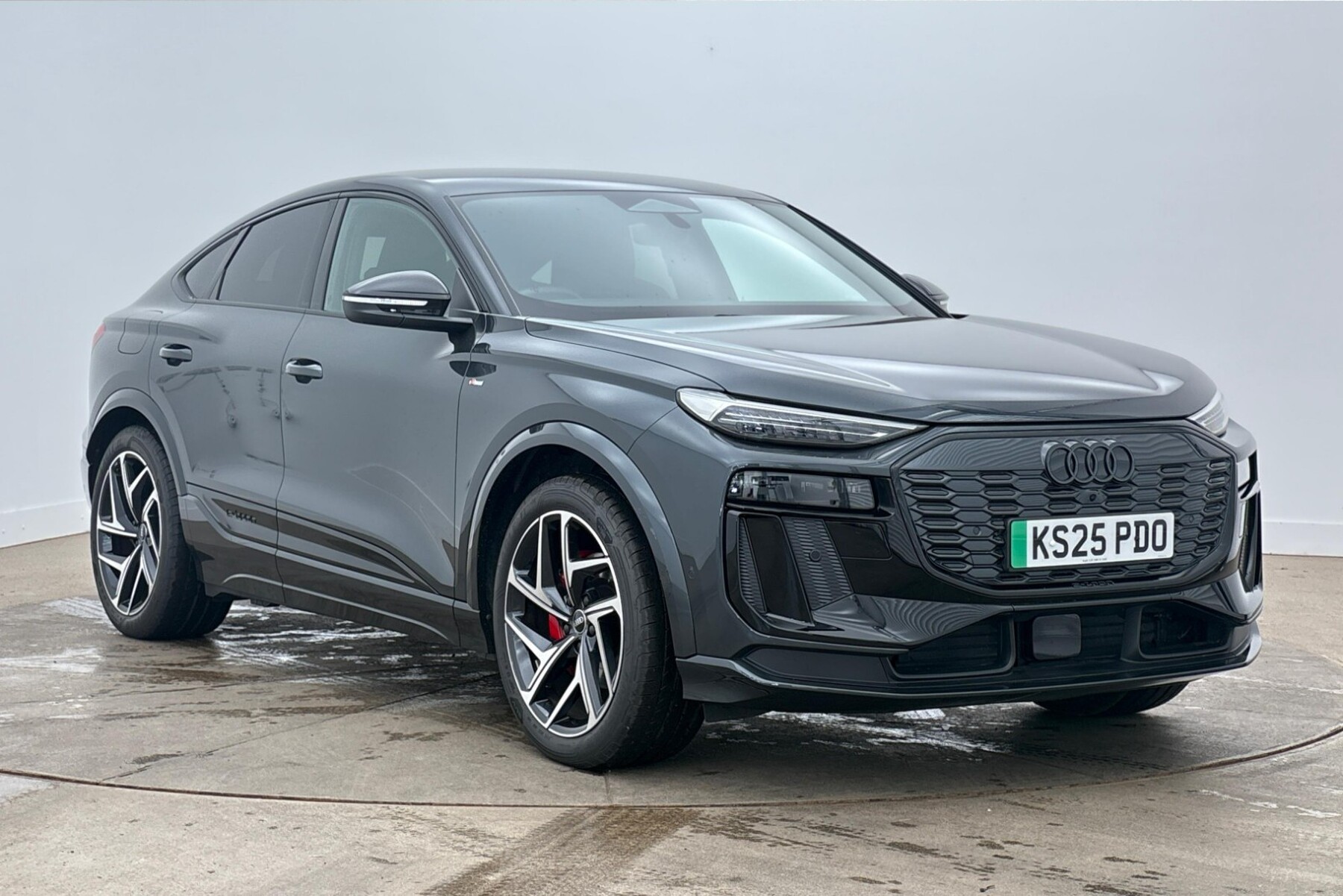 Main listing image - Audi Q6