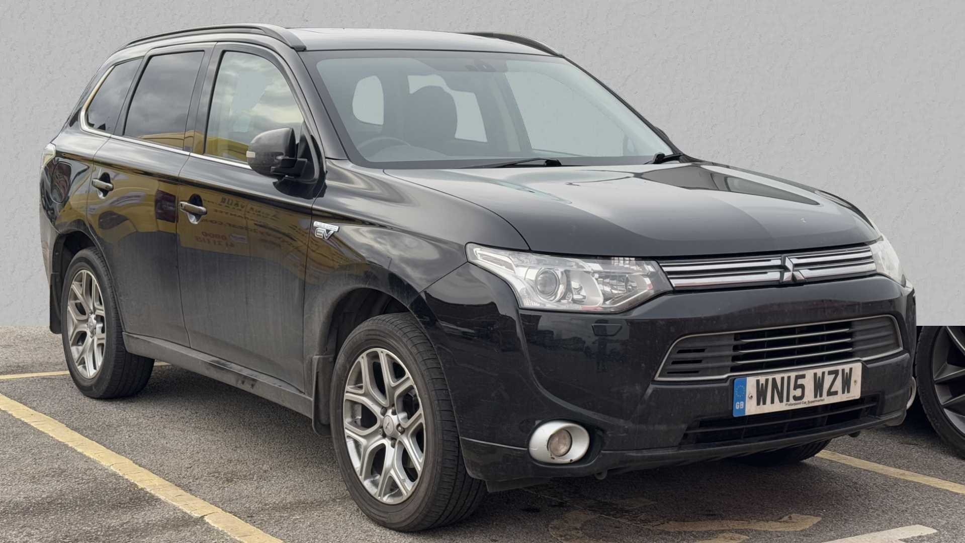 Main listing image - Mitsubishi Outlander