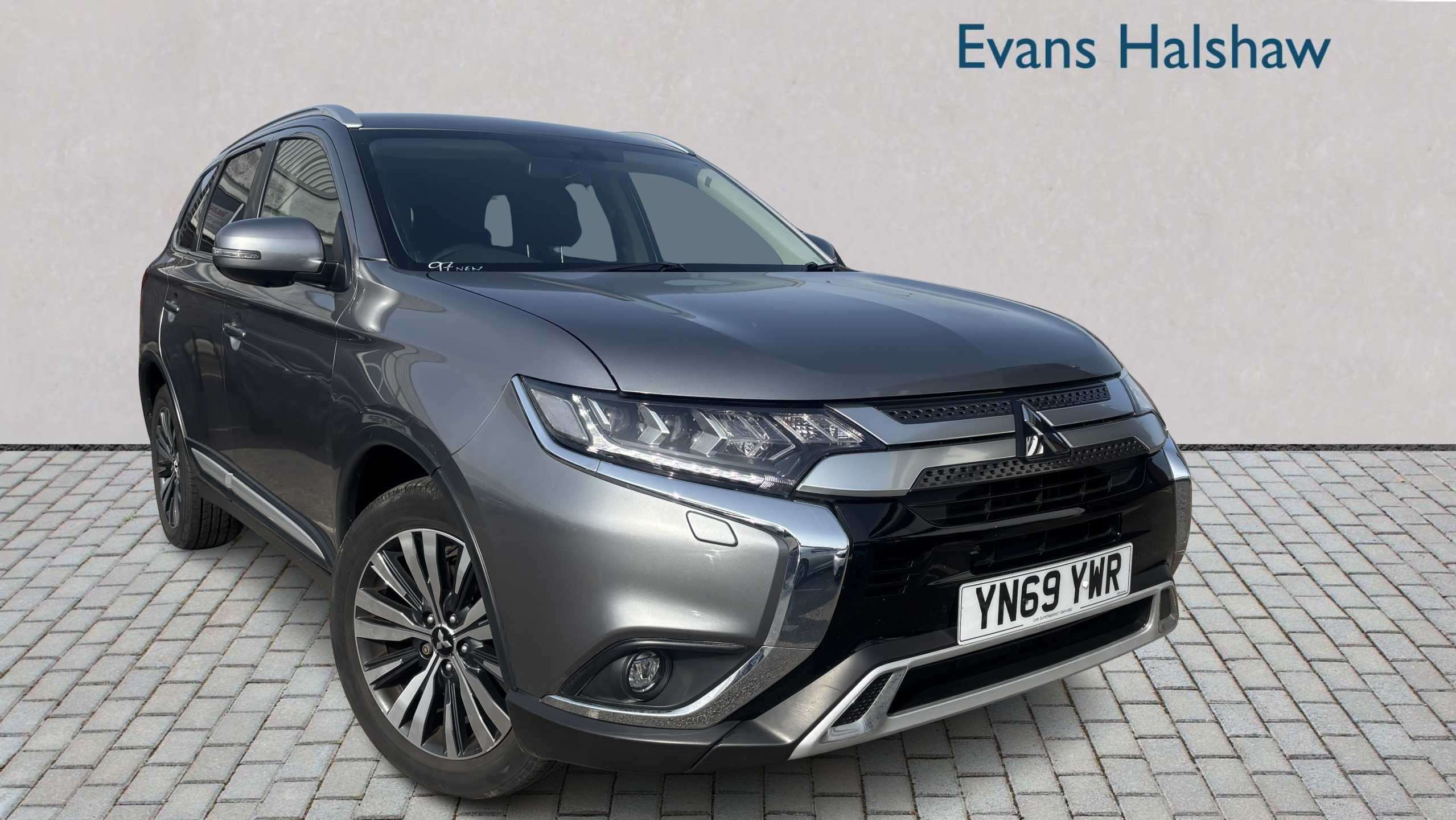 Main listing image - Mitsubishi Outlander