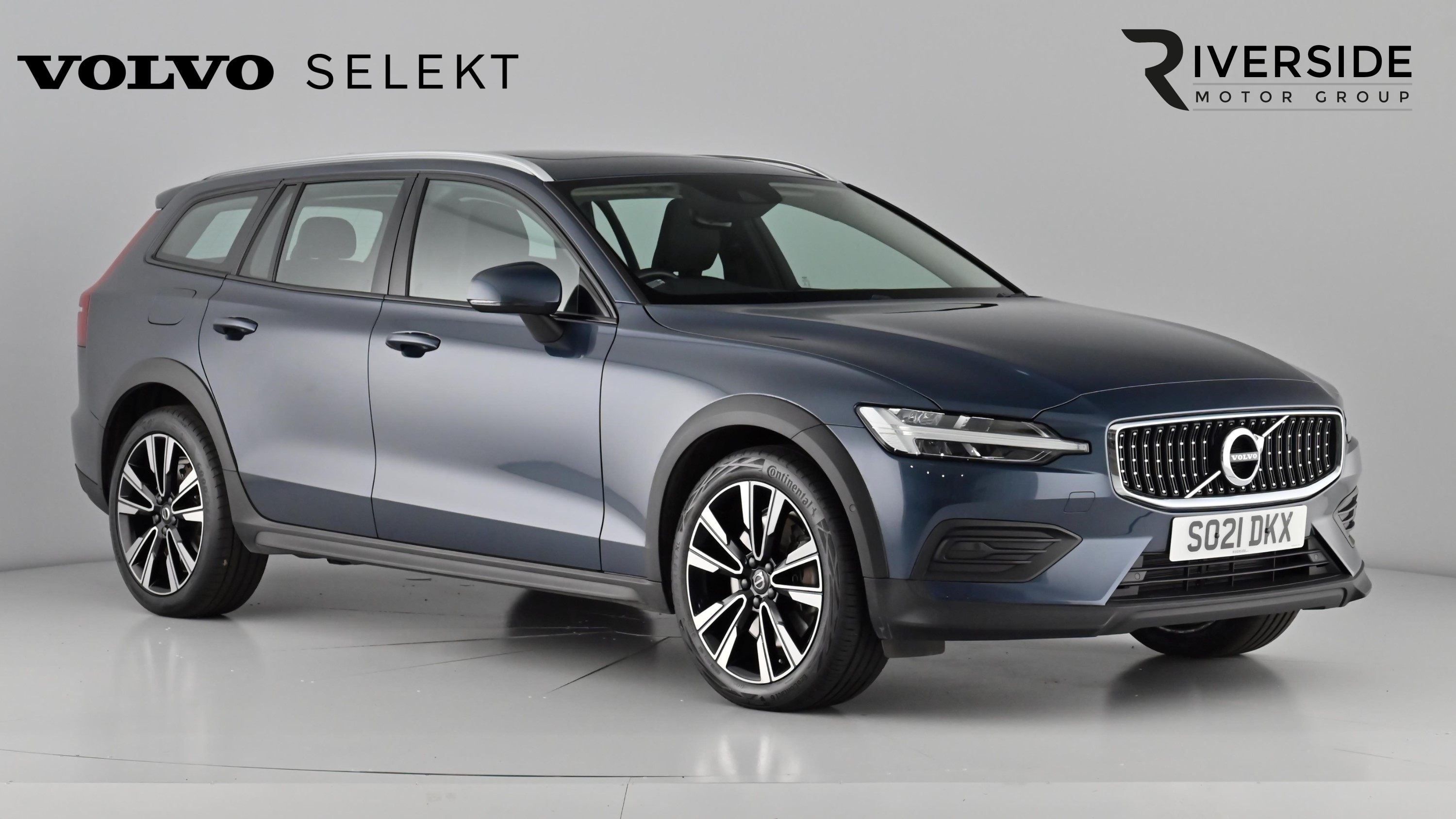 Main listing image - Volvo V60 Cross Country