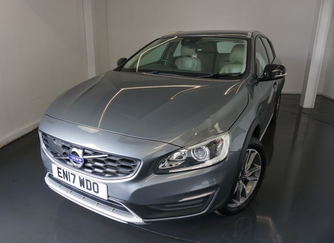 Main listing image - Volvo V60 Cross Country