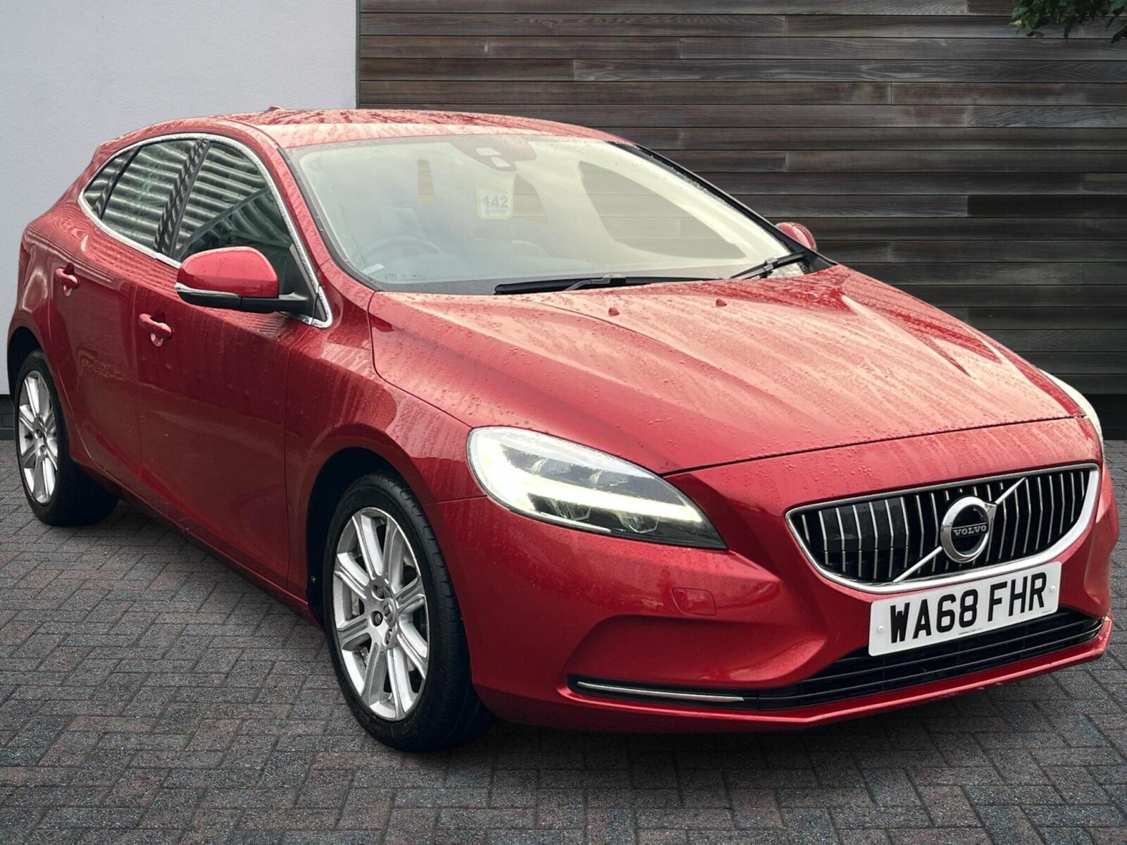 Main listing image - Volvo V40