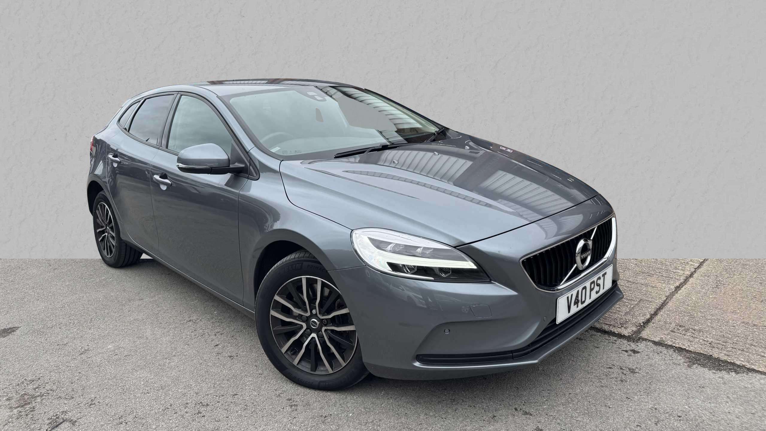 Main listing image - Volvo V40