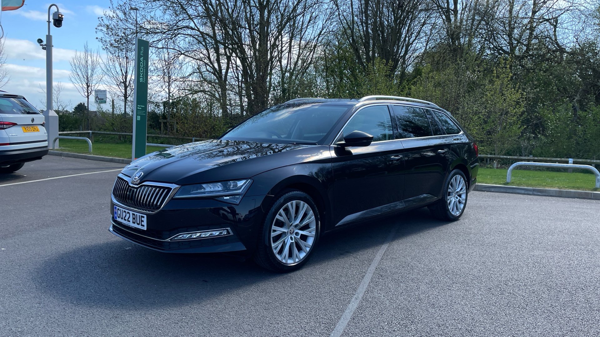 Main listing image - Skoda Superb Estate