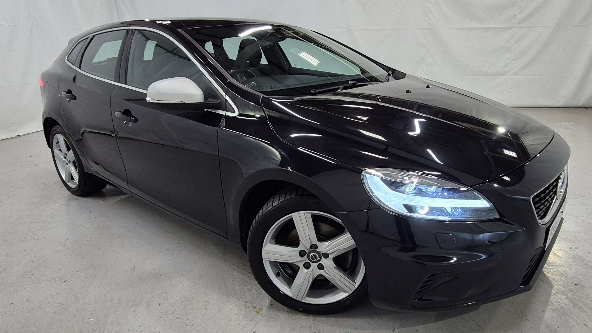 Main listing image - Volvo V40