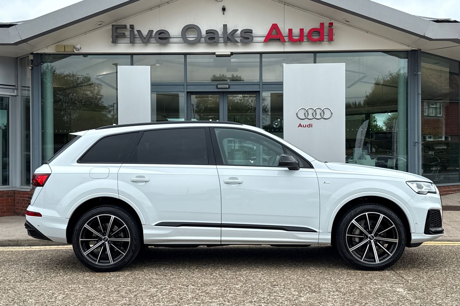 Main listing image - Audi Q7