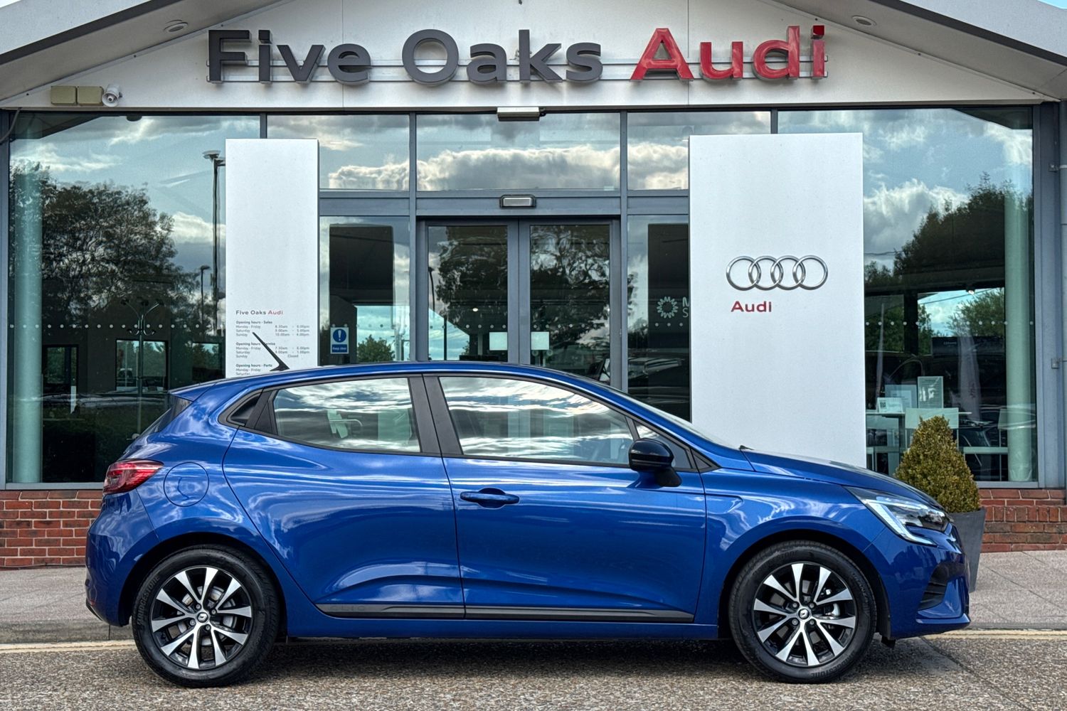 Main listing image - Renault Clio