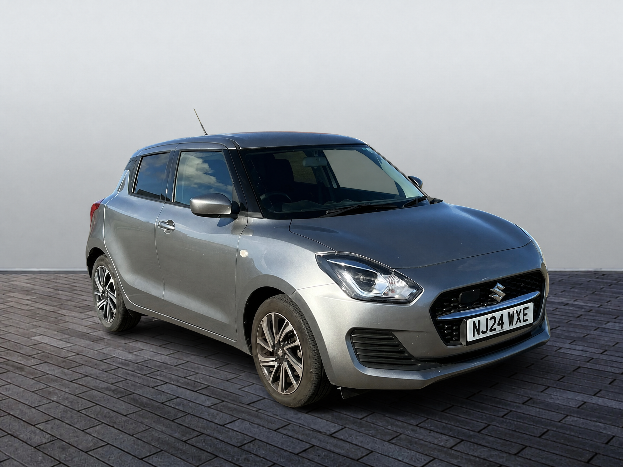 Main listing image - Suzuki Swift