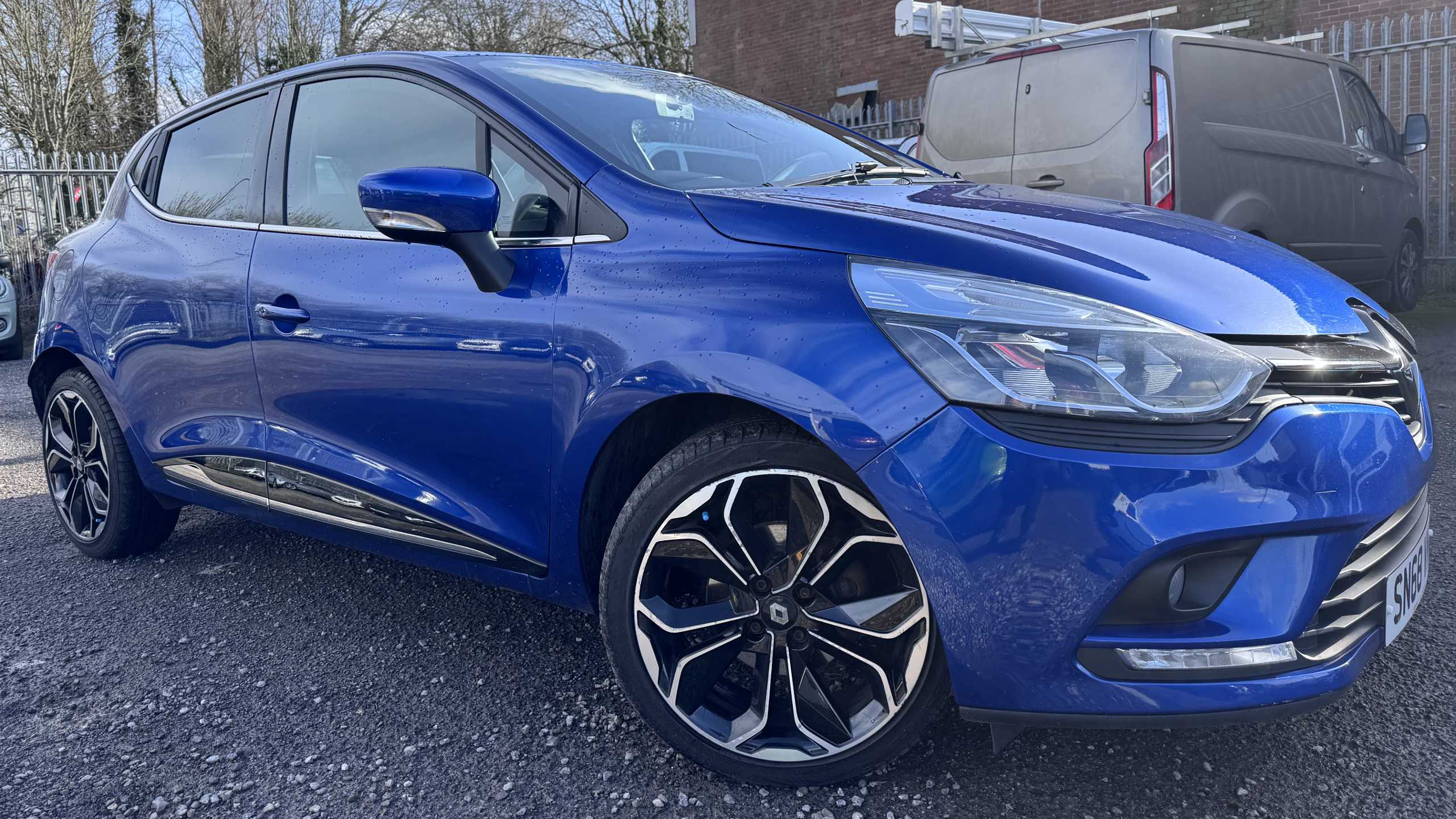 Main listing image - Renault Clio