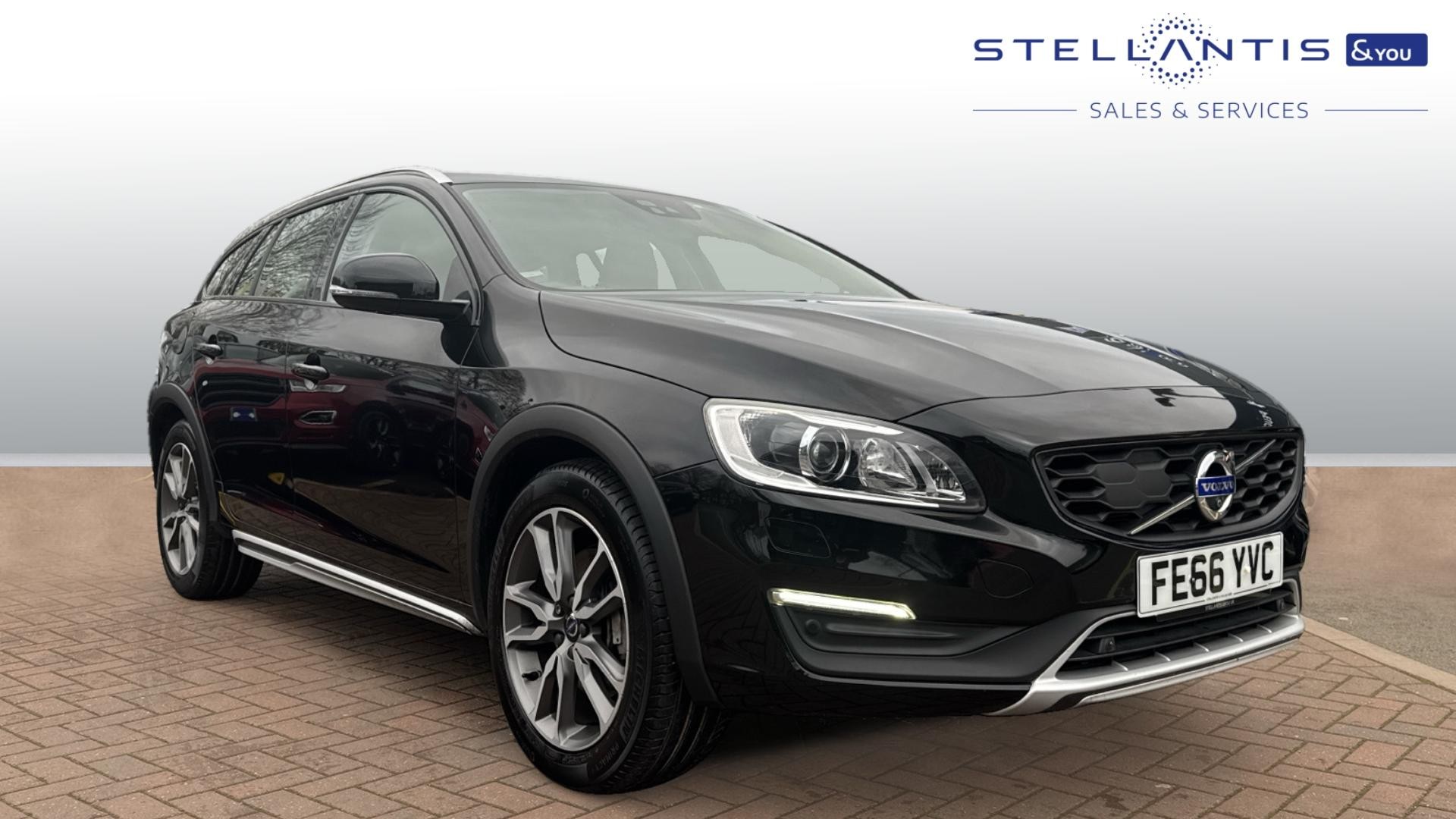 Main listing image - Volvo V60 Cross Country