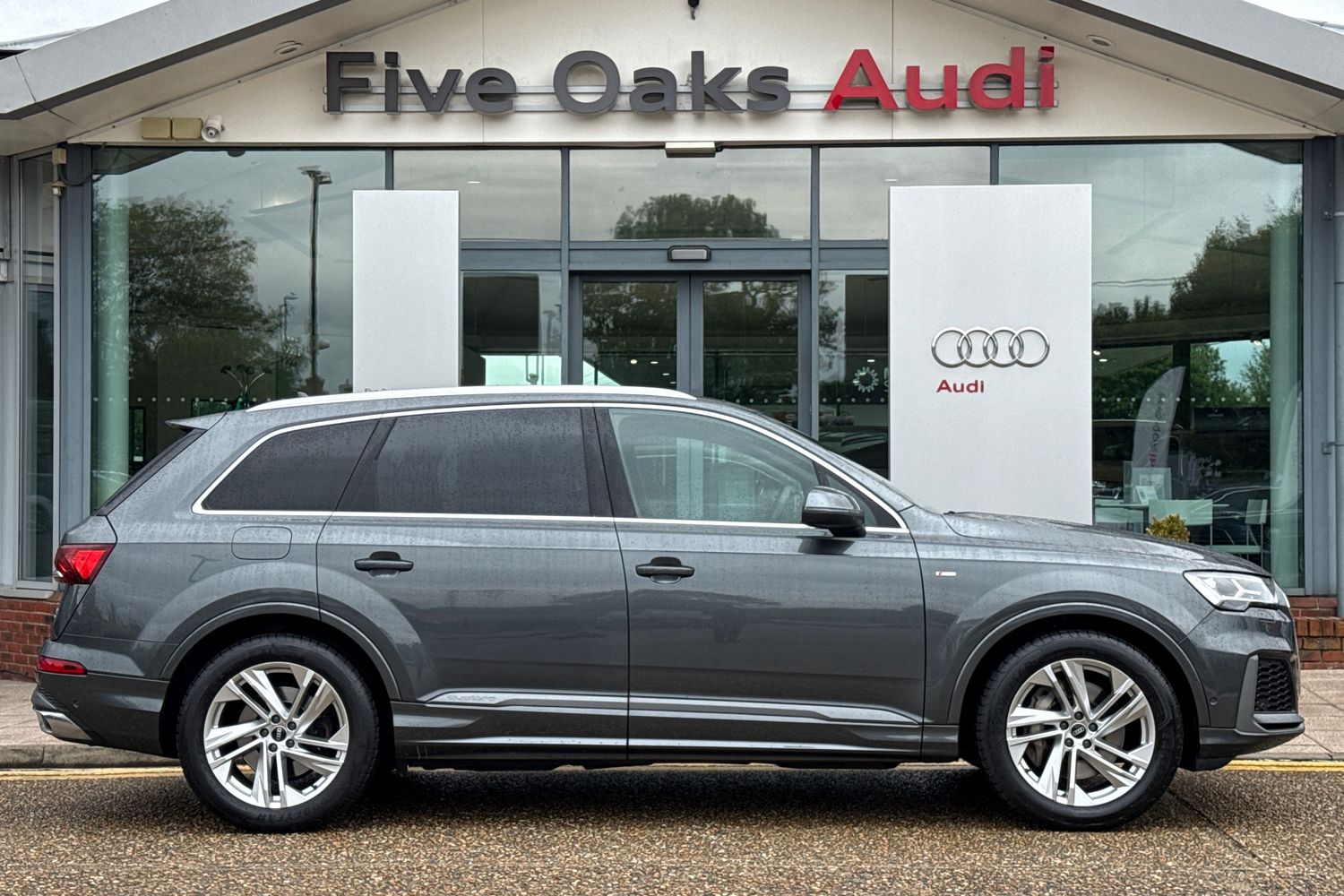 Main listing image - Audi Q7