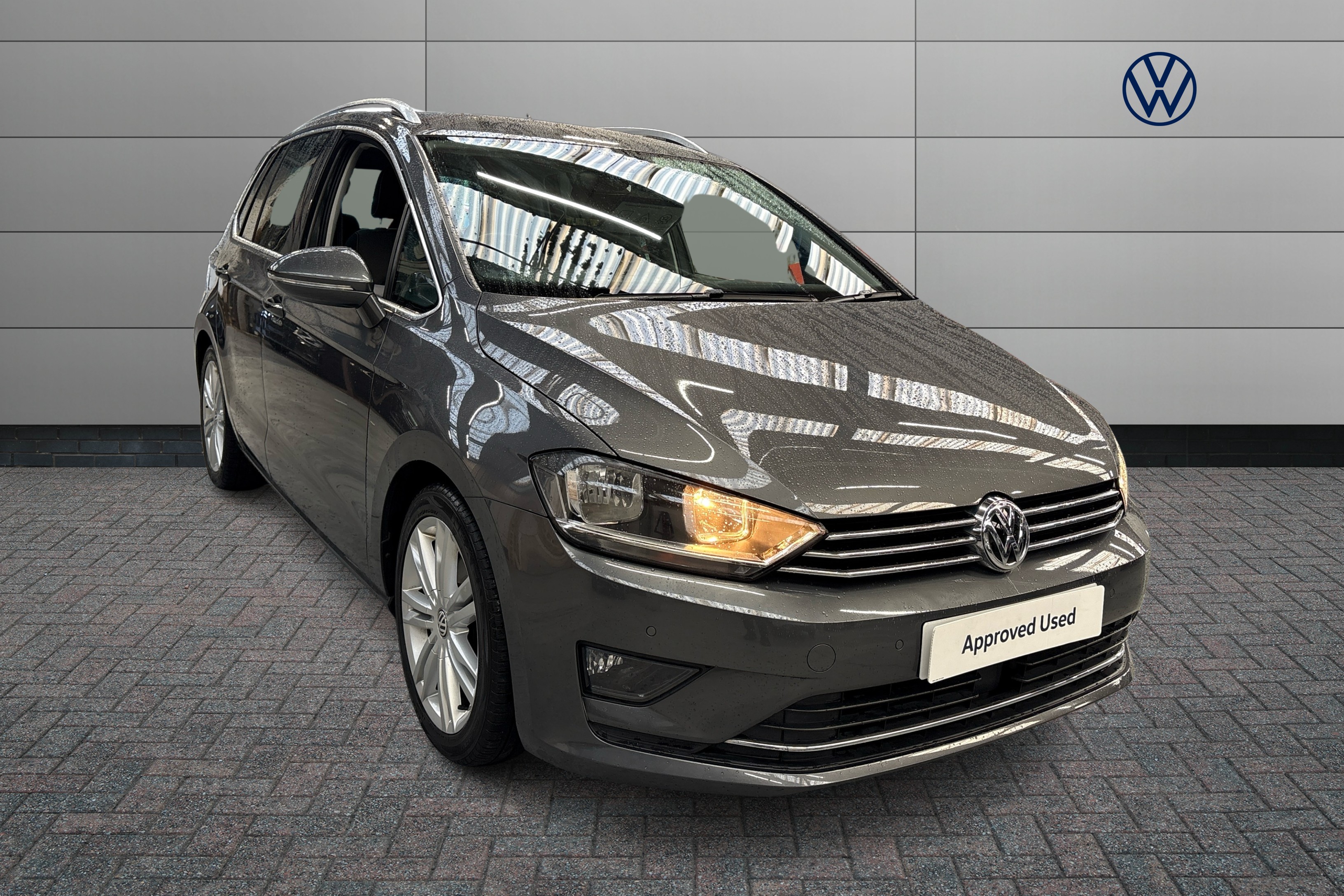 Main listing image - Volkswagen Golf SV
