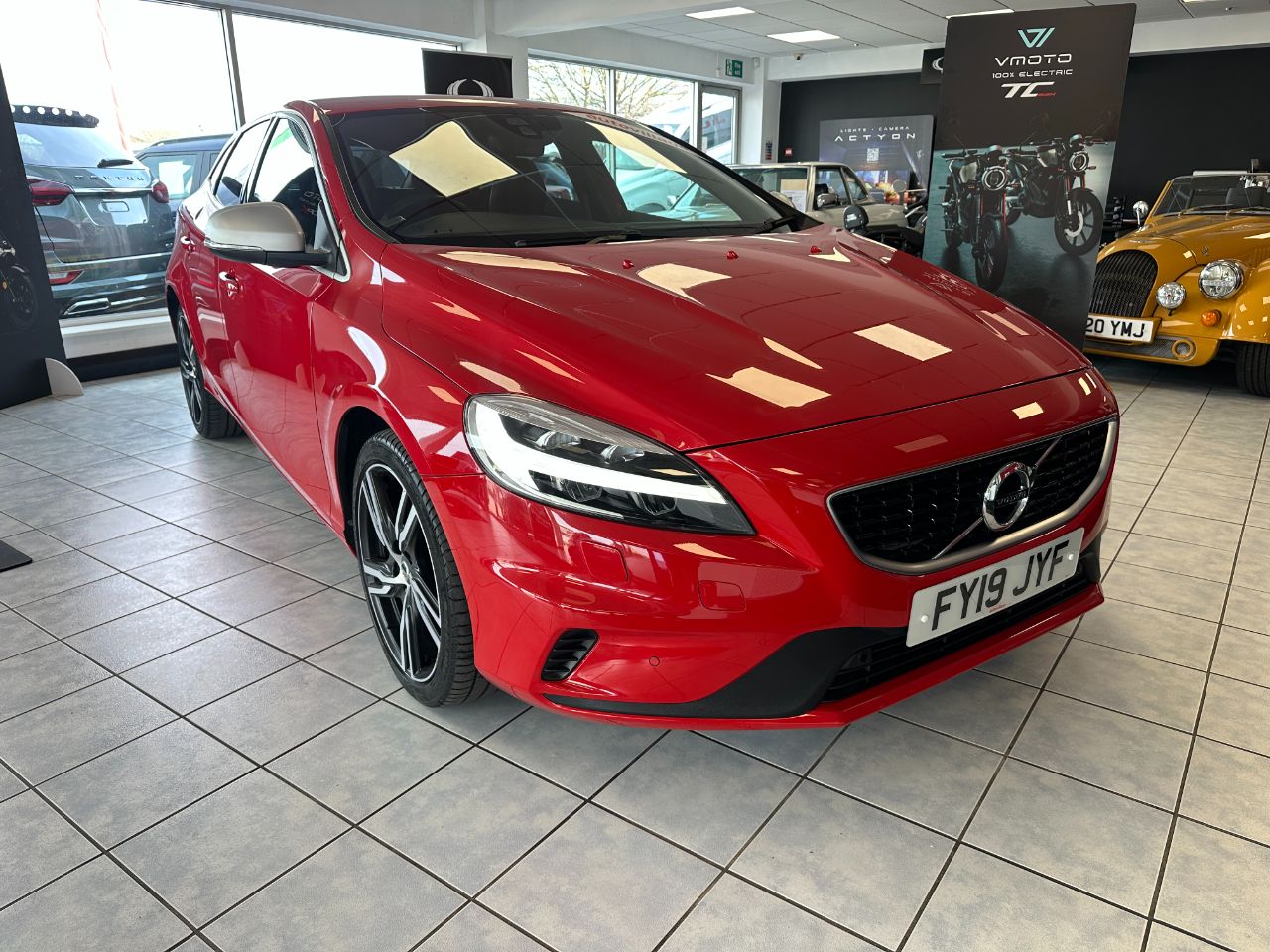 Main listing image - Volvo V40