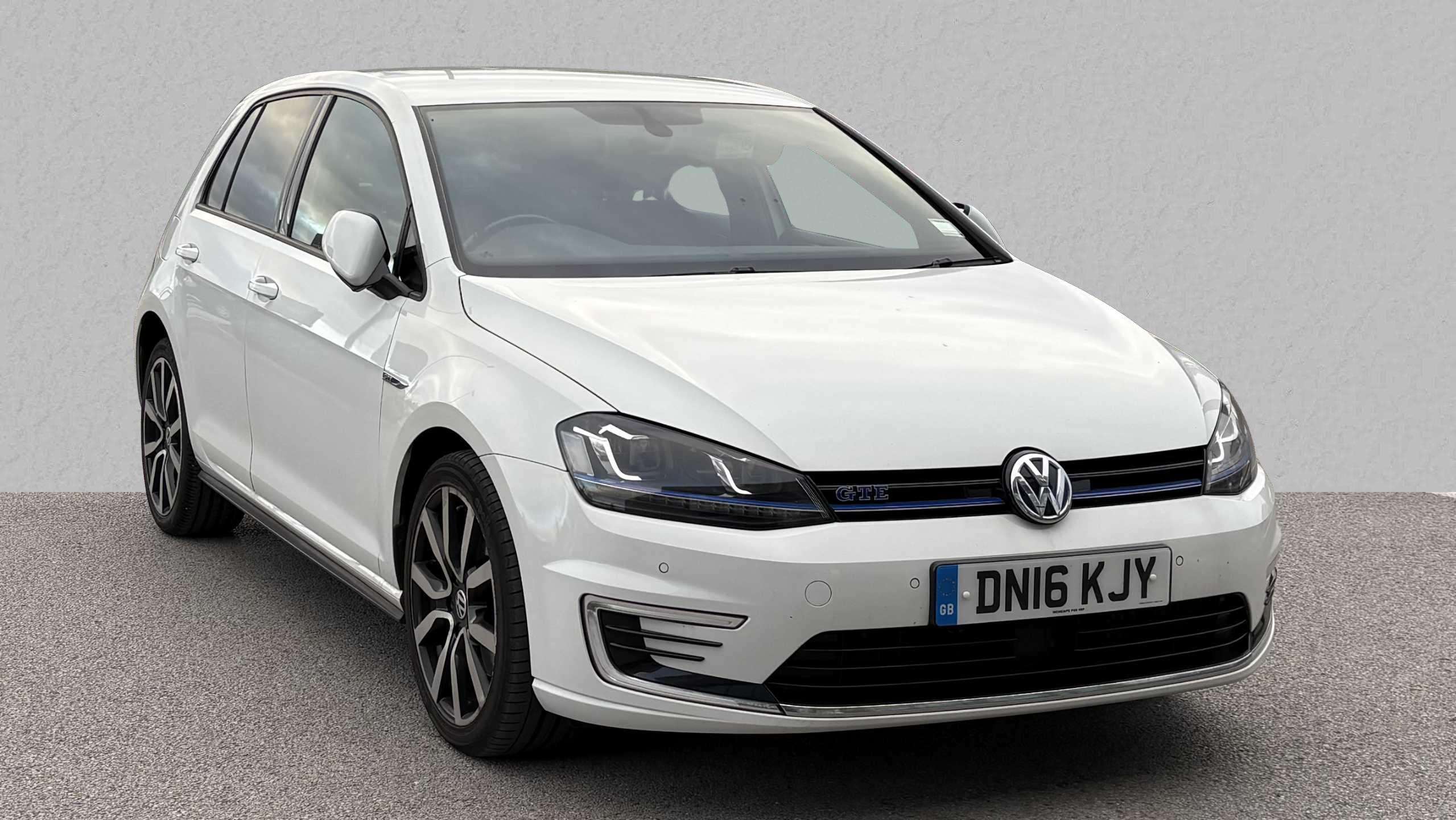 Main listing image - Volkswagen Golf GTE