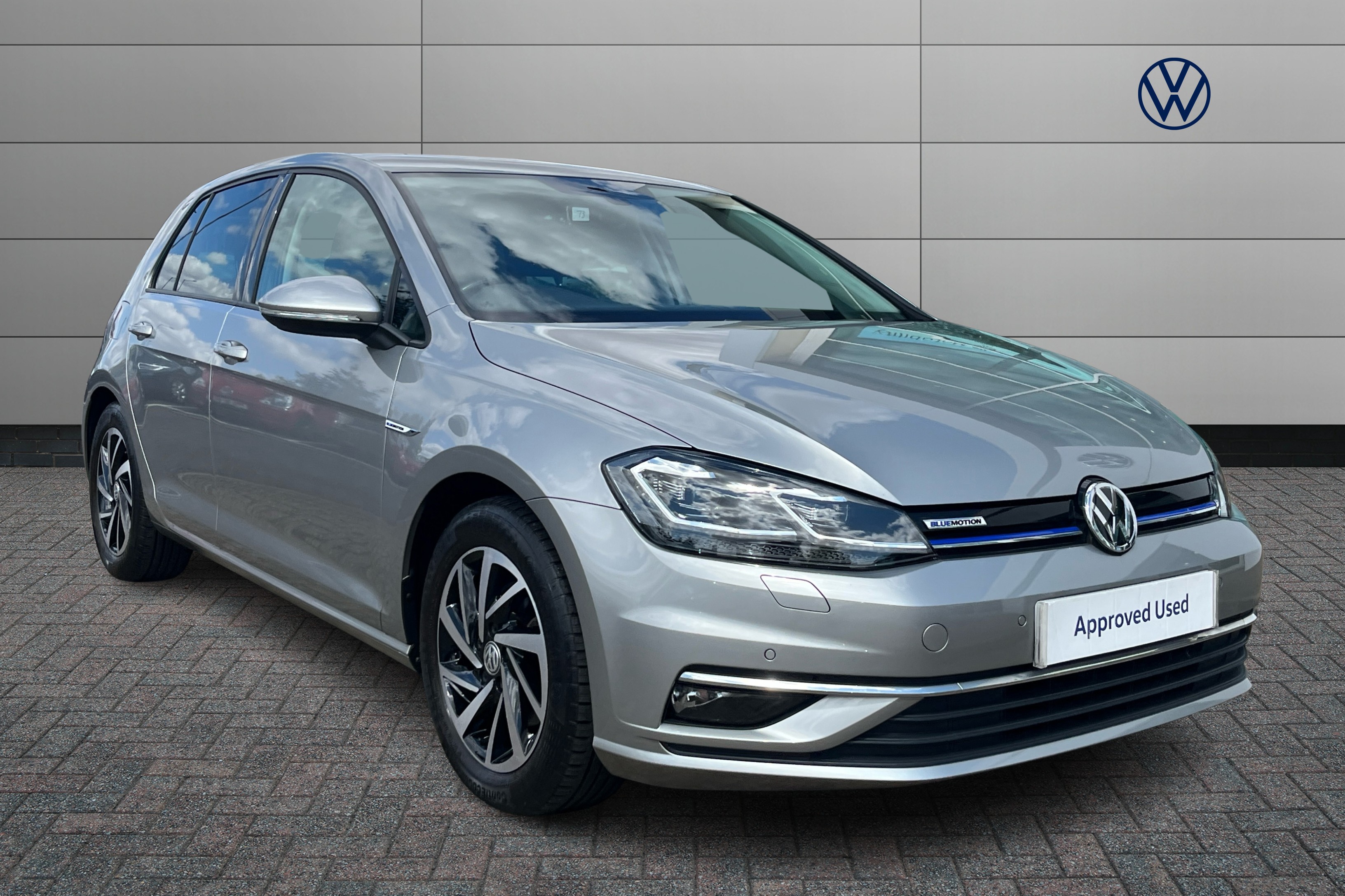 Main listing image - Volkswagen Golf