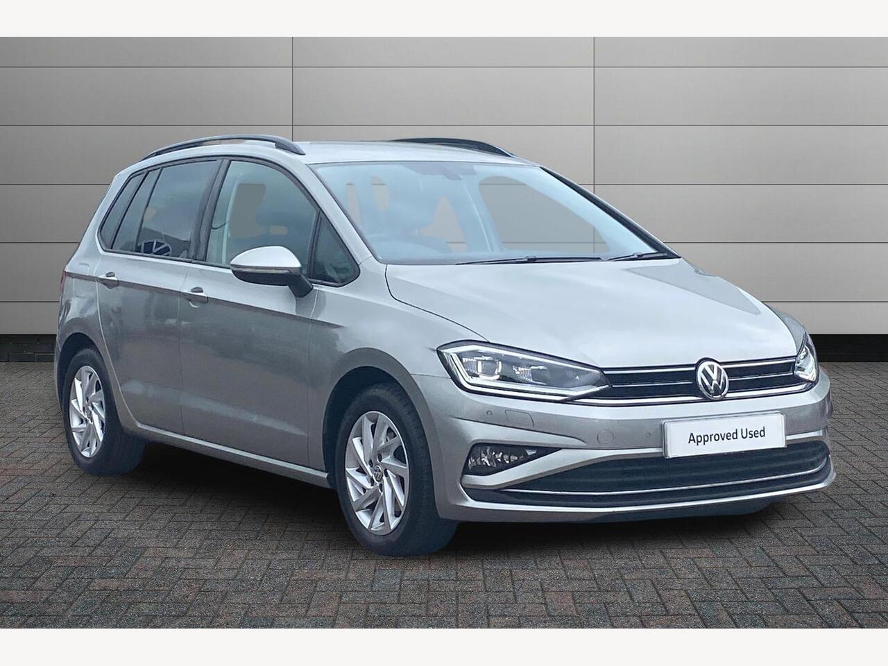 Main listing image - Volkswagen Golf SV