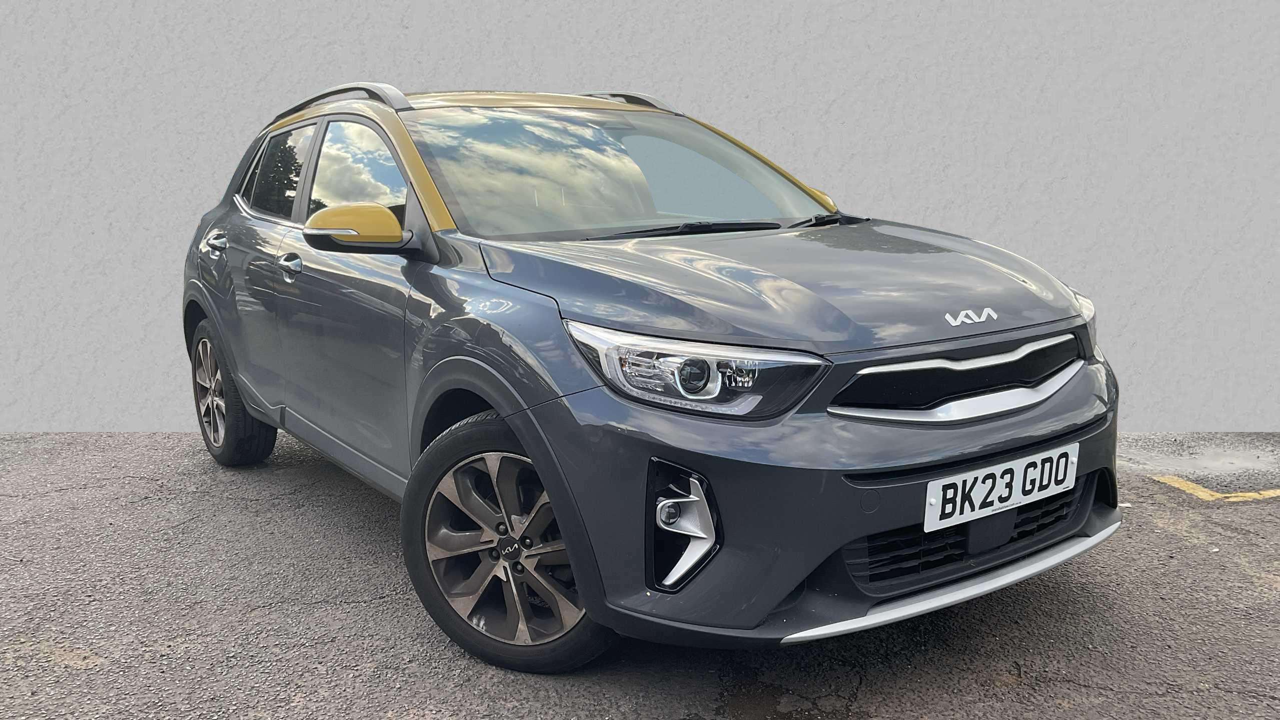 Main listing image - Kia Stonic